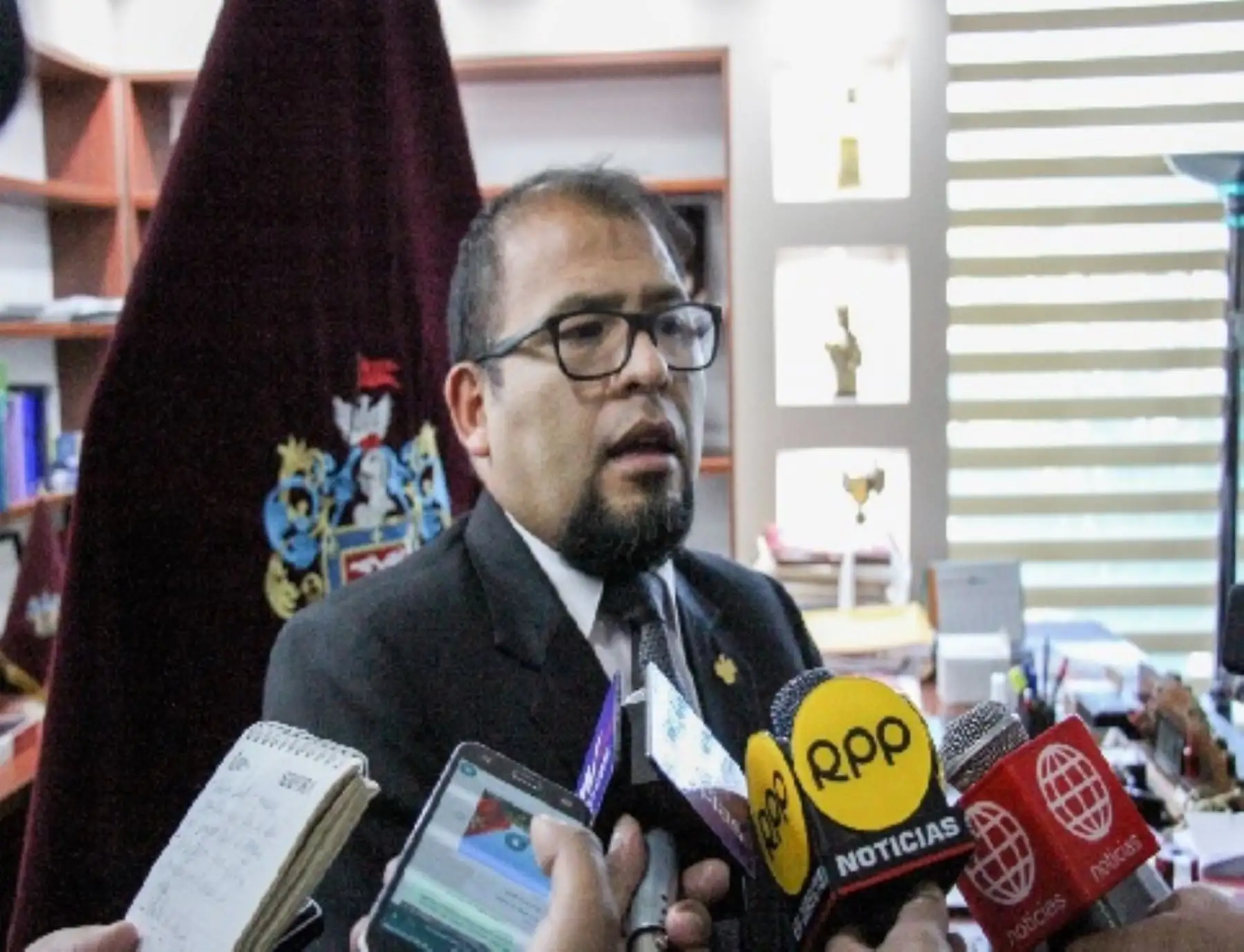 El alcalde de Arequipa, Omar Candia Aguilar, saludó la decisión del Ministerio de Energía y Minas de suspender la licencia de construcción del proyecto Tía María, y añadió que esta noticia es un compromiso concreto que el presidente de la República, Martín Vizcarra, asumió con los arequipeños demostrando su vocación democrática.