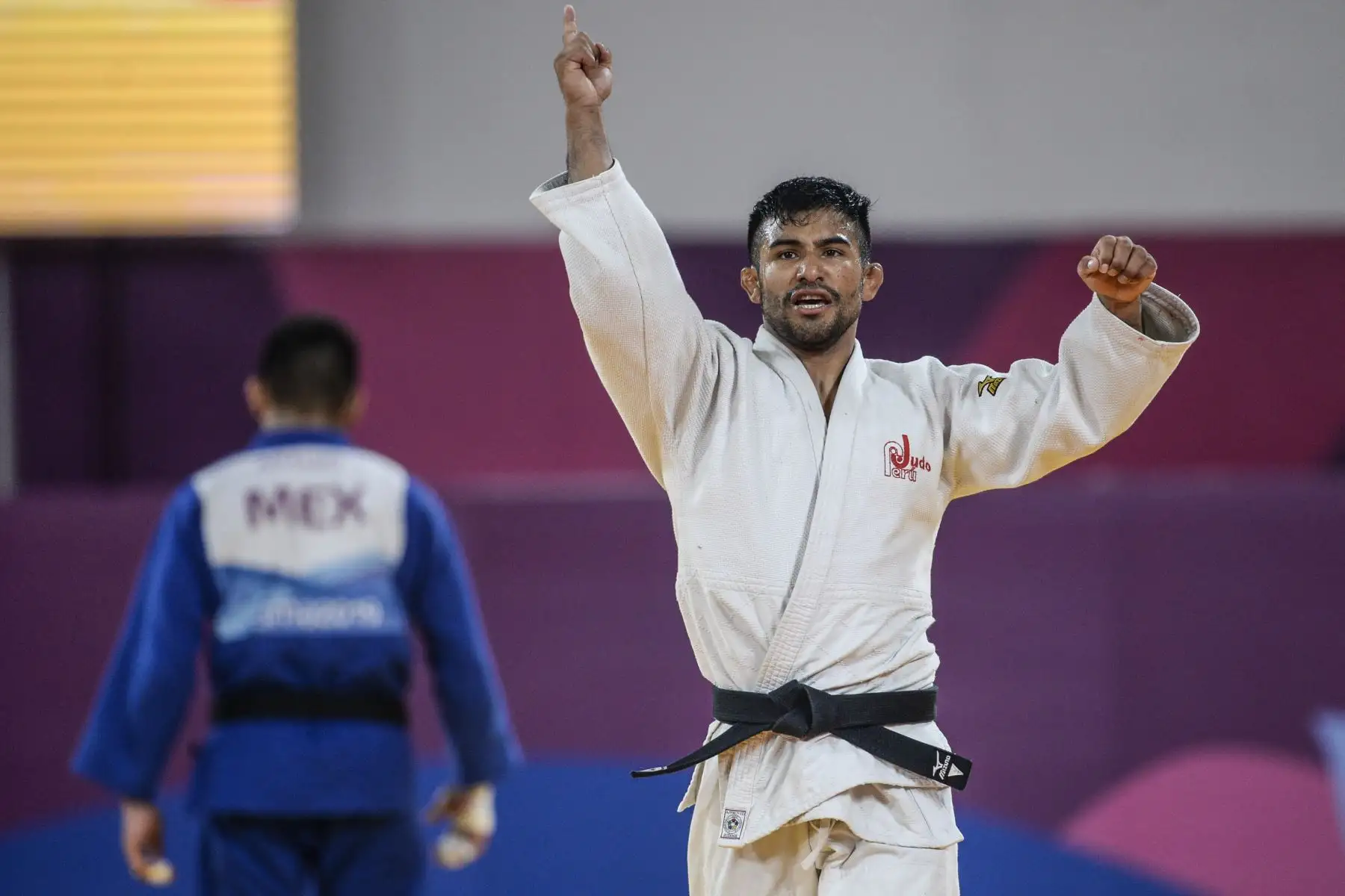 El peruano Alonso Wong (R) celebra después de derrotar al mexicano Eduardo Araujo en los Juegos Panamericanos de Lima 2019 Judo Masculino -73 kg Semifinal Foto.AFP