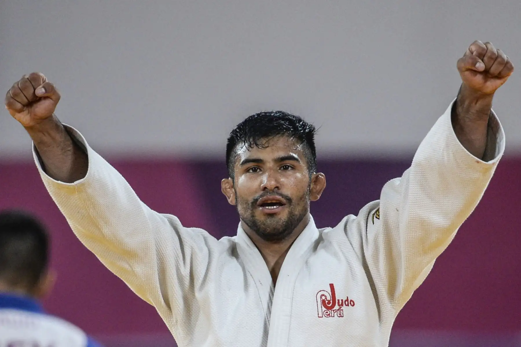 El peruano Alonso Wong (R) celebra después de derrotar al mexicano Eduardo Araujo en los Juegos Panamericanos de Lima 2019 Judo Masculino -73 kg Semifinal Foto.AFP