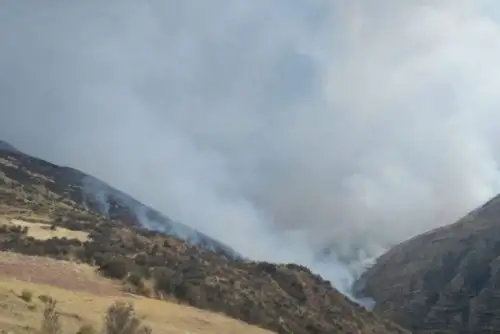 Como consecuencia del reciente incendio forestal producido en Acopía y Checacupe, en la región Cusco, murió un niño de 13 años, quedando además heridos con quemaduras de primer, segundo y tercer grado 3 adultos, que están siendo atendidas en diversos establecimientos de salud.