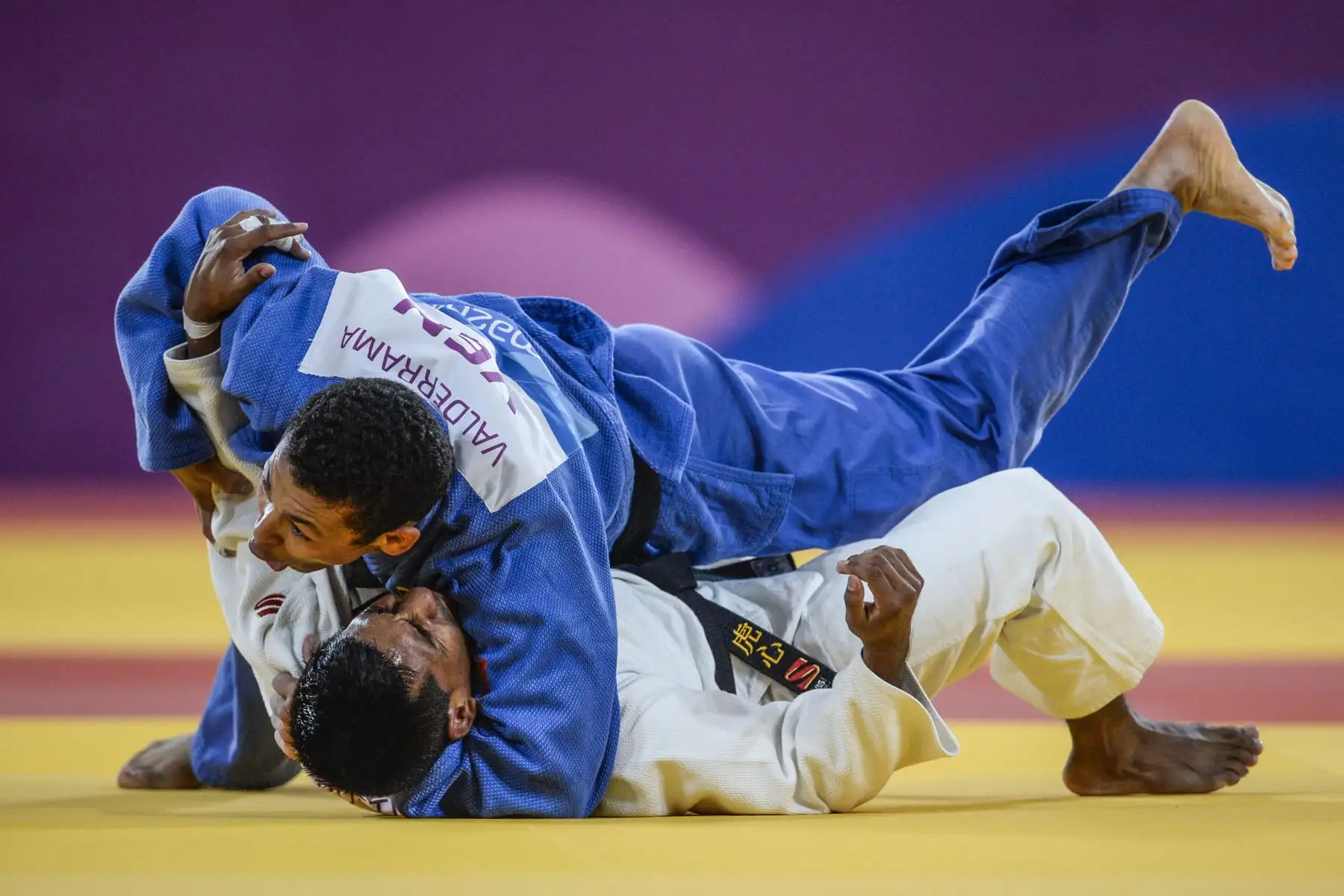 El peruano Alonso Wong (R) celebra después de derrotar al mexicano Eduardo Araujo en los Juegos Panamericanos de Lima 2019 Judo Masculino -73 kg Semifinal Foto.AFP