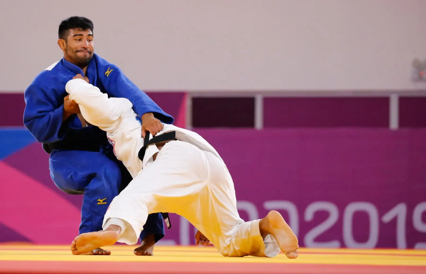 El peruano Alonso Wong celebra después de derrotar al mexicano Eduardo Araujo en los Juegos Panamericanos de Lima 2019 Judo Masculino -73 kg Semifinal Foto:ANDINA/Lima 2019