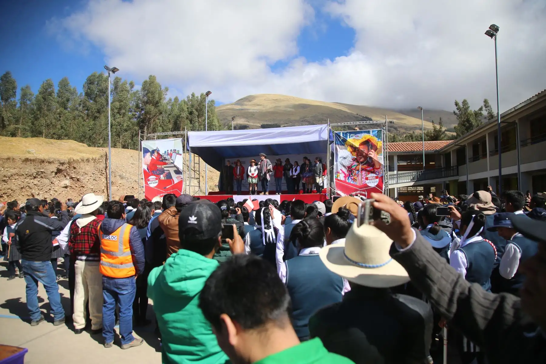 Presidente Martín Vizcarra y la ministra María Jara dieron inicio a  proyecto de Conectividad Digital , Internet de Alta Velocidad en Apurímac proyecto regional que permite llevar internet de alta velocidad a 143 mil apurimeños de 285 localidades.
Foto: MTC