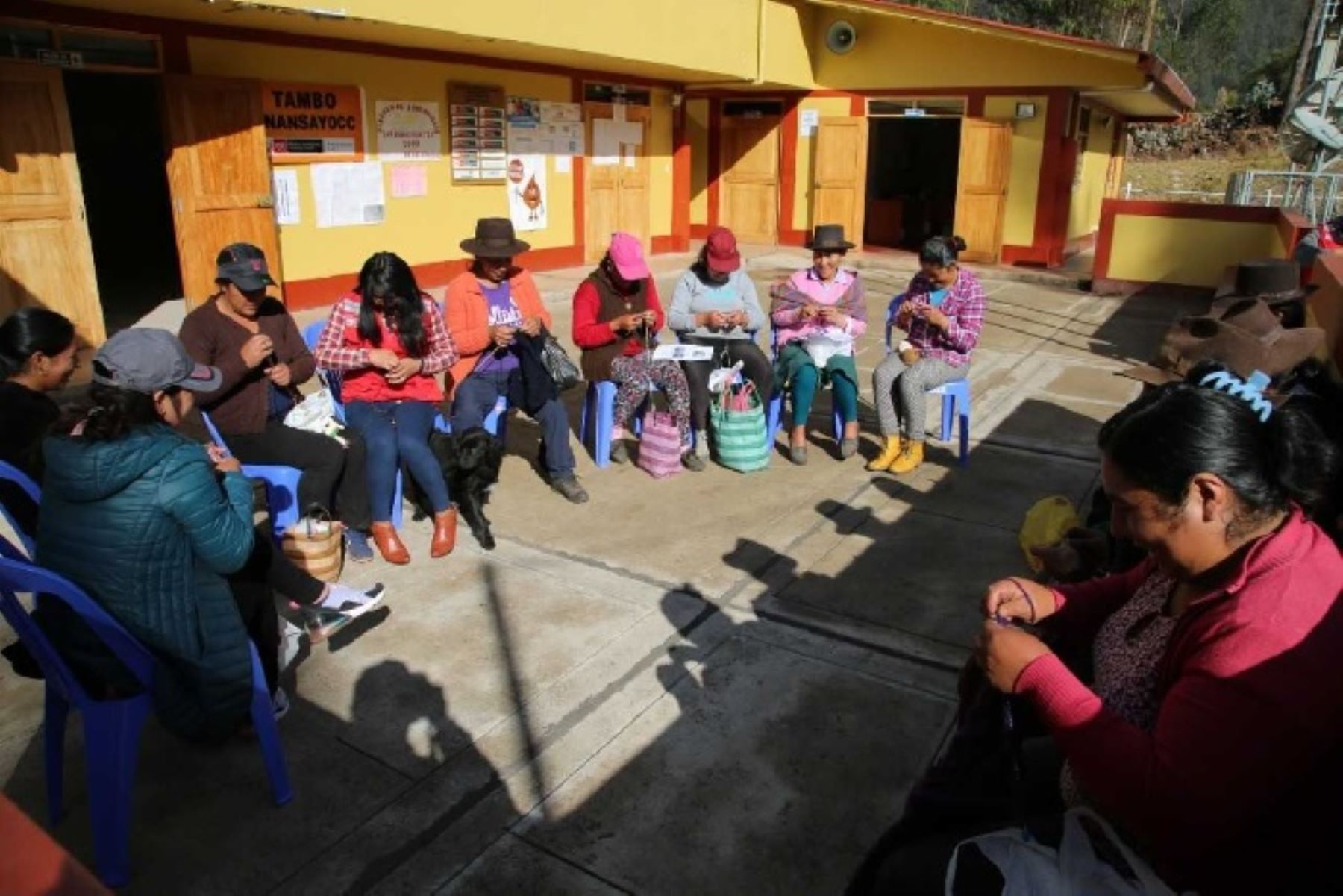 El Ministerio de Desarrollo e Inclusión Social (Midis) fortalece el desarrollo igualitario y el rol de la mujer en la sociedad a través de la promoción de prendas y juguetes de lana que 20 mamás quechua hablantes tejen en el Tambo Anansayocc, ubicado en la comunidad rural de Ocobamba, región Apurímac.