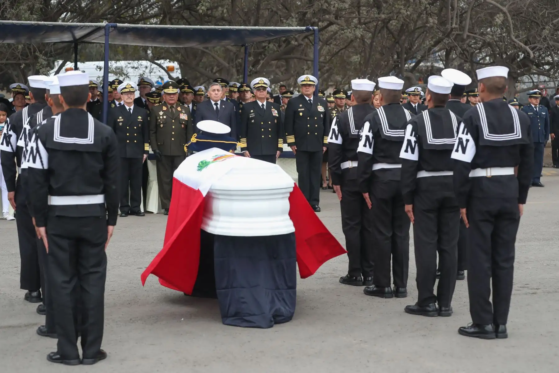 Ministro de Defensa, Jorge Moscoso despidió a marino fallecido en Africa.
Foto: MINDEF
