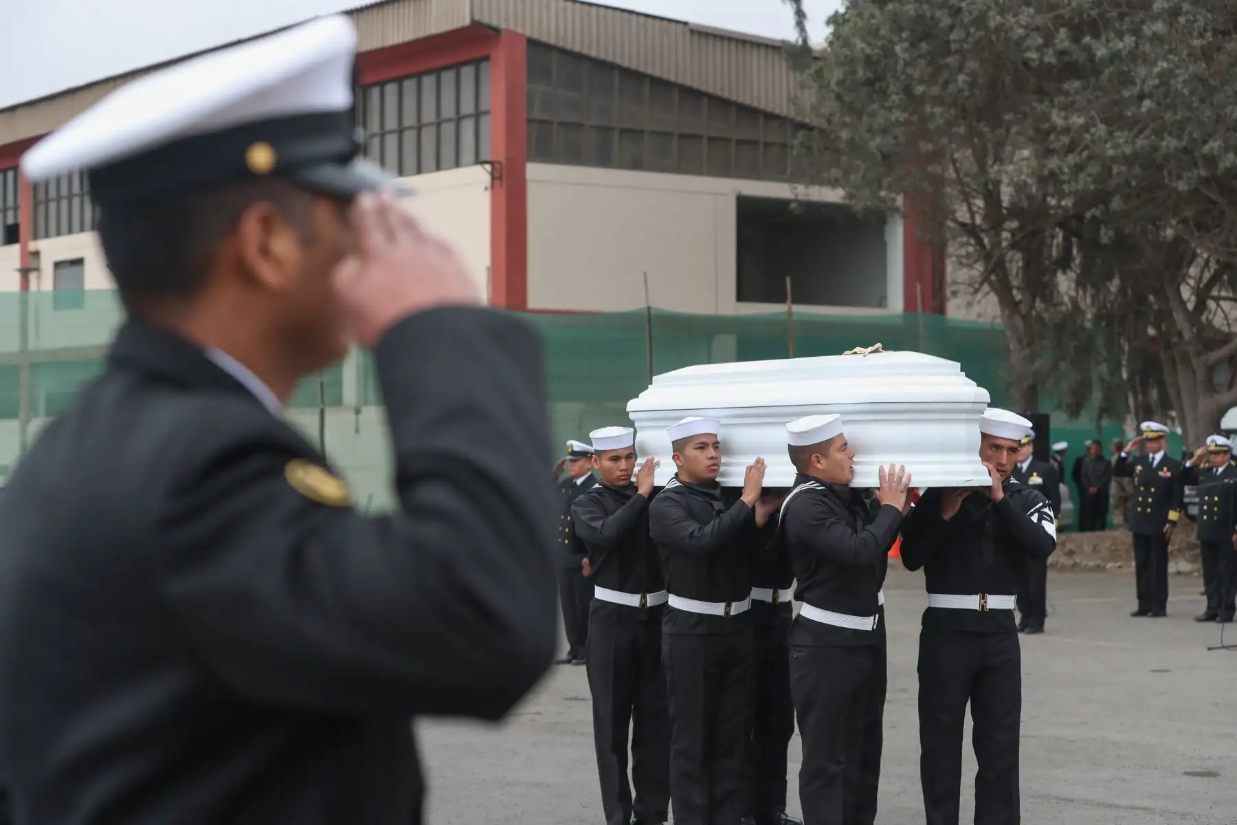 Ministro de Defensa, Jorge Moscoso despidió a marino fallecido en Africa.
Foto: MINDEF