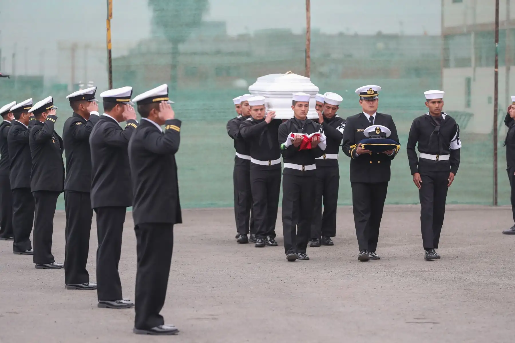 Ministro de Defensa, Jorge Moscoso despidió a marino fallecido en Africa.
Foto: MINDEF