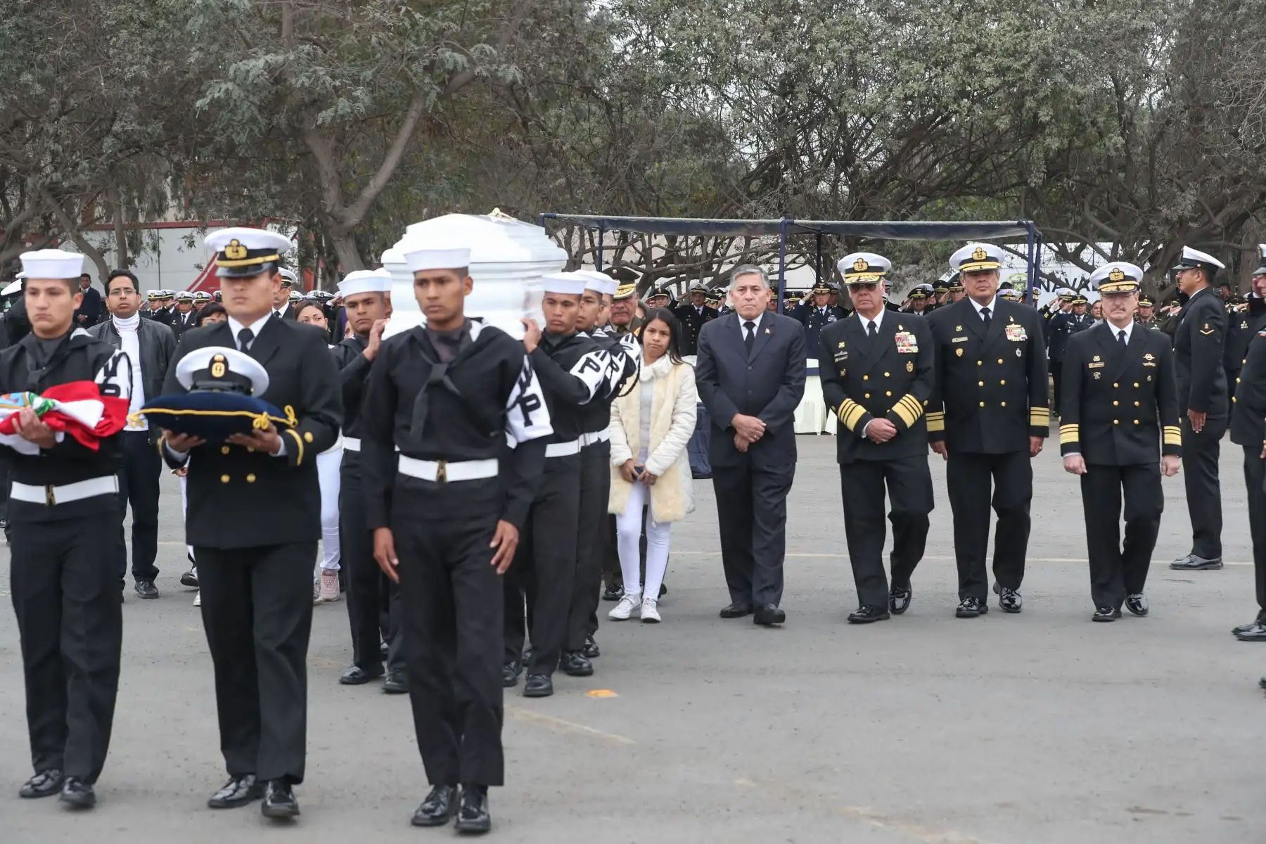 Ministro de Defensa, Jorge Moscoso despidió a marino fallecido en Africa.
Foto: MINDEF