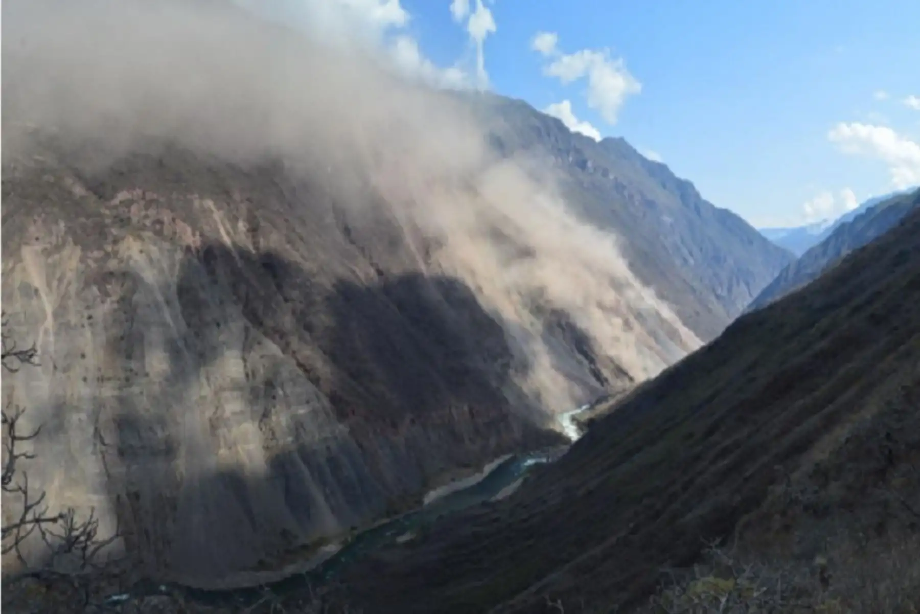Tras la inspección realizada ante el derrumbe del cerro Chamanayoc en la provincia de Andahuayla, región Apurímac, el Instituto Geológico, Minero y Metalúrgico (Ingemmet) recomendó conformar un equipo técnico multidisciplinario e interinstitucional para determinar la posible evacuación temporal de los centros poblados de Llactabamba y Socoro del distrito de Huancarama.