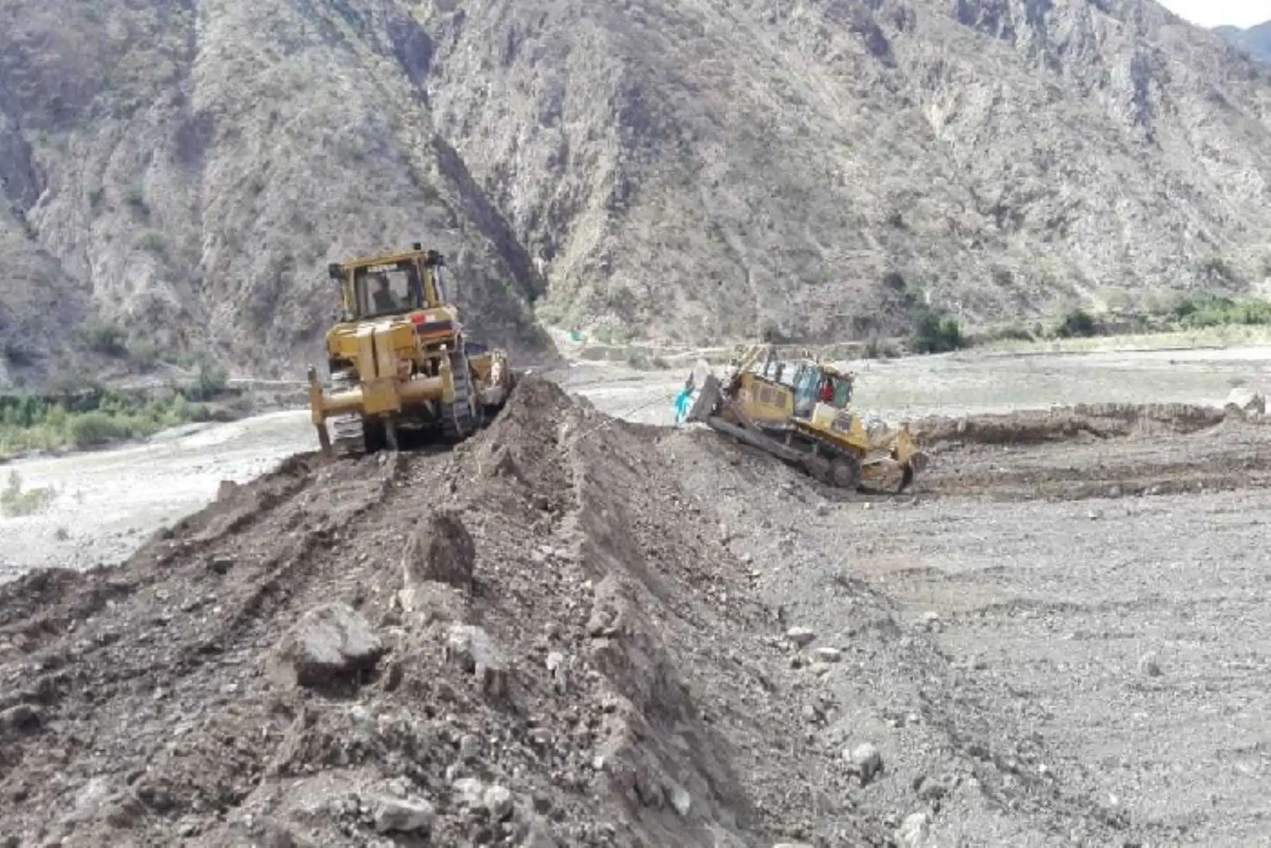 Un total de 1,450 familias productoras del distrito de Huarmarca, provincia de Huancabamba, región Piura, son beneficiadas con los trabajos de descolmatación que el Ministerio de Agricultura y Riego (Minagri), a través de Agro Rural, ejecuta en los cauces de las quebradas Peña Azul, La Huaca y Portugal.