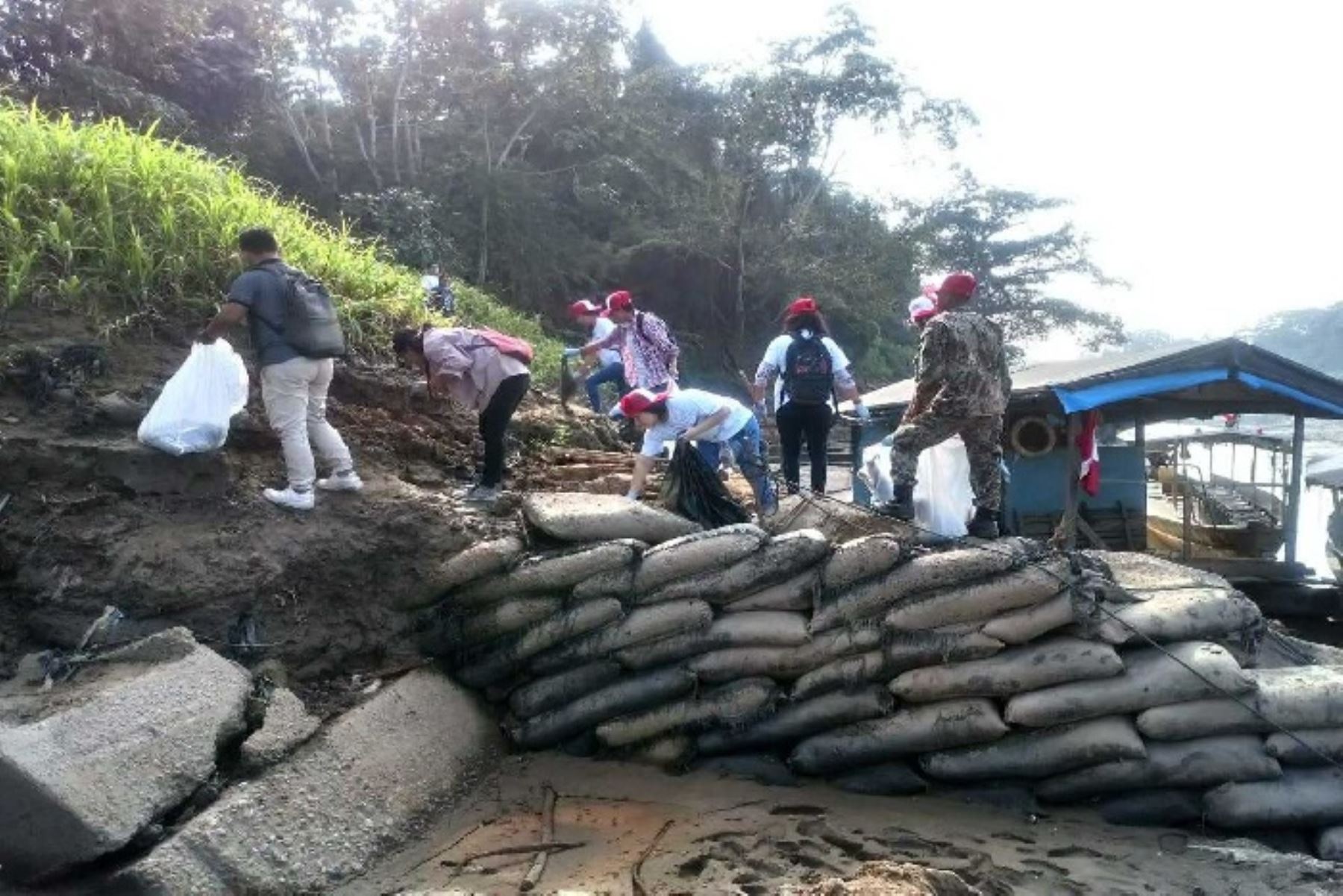El Ministerio de Comercio Exterior y Turismo (Mincetur) lideró una jornada de limpieza en las orillas del río Madre de Dios, ubicada en la zona de amortiguamiento de la Reserva Nacional Tambopata, y 210 voluntarios recolectaron cuatro toneladas de desperdicios.