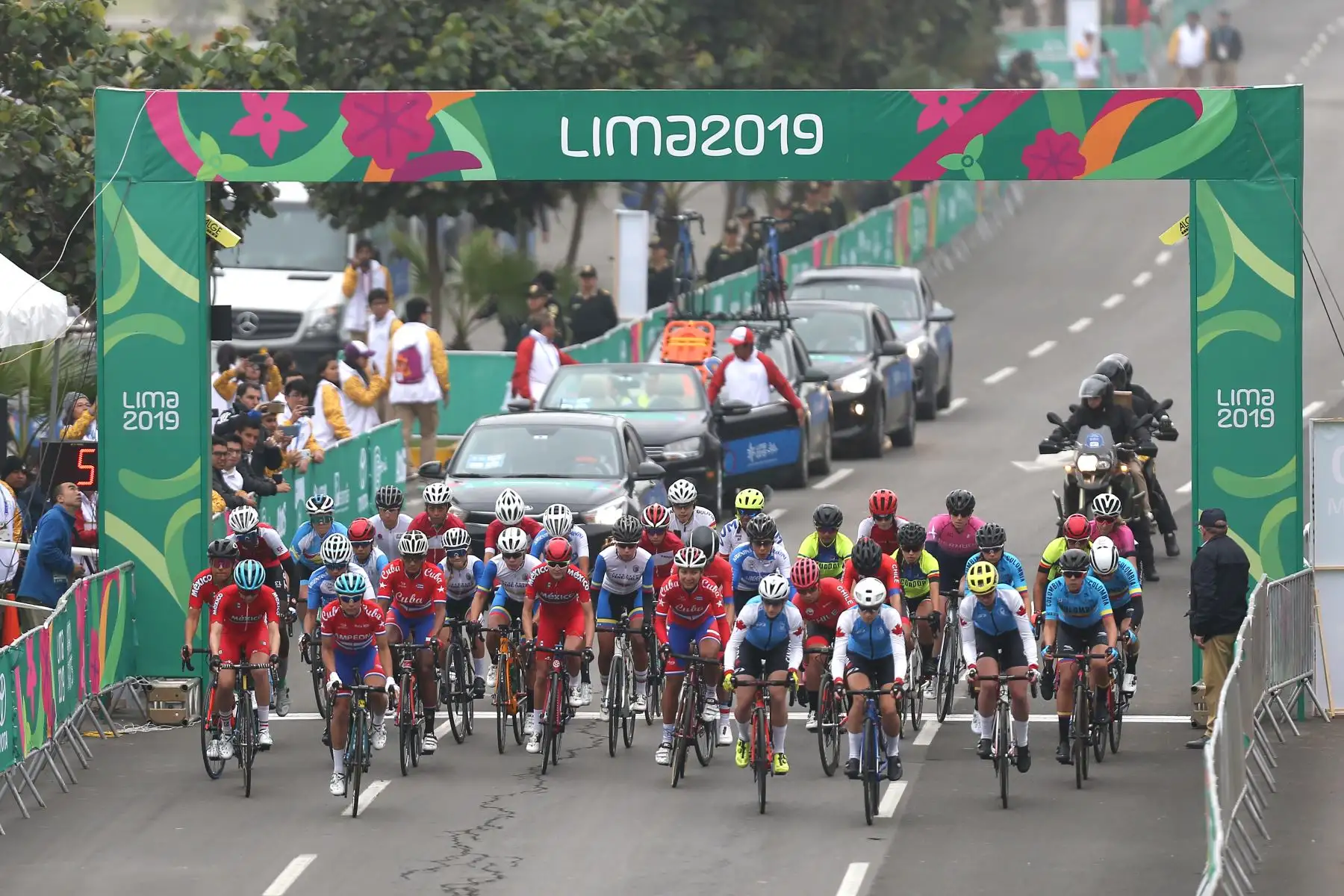 Los ciclistas compiten en la final femenina de ciclismo en ruta en los Juegos Panamericanos de Lima 2019.
Foto: AFP