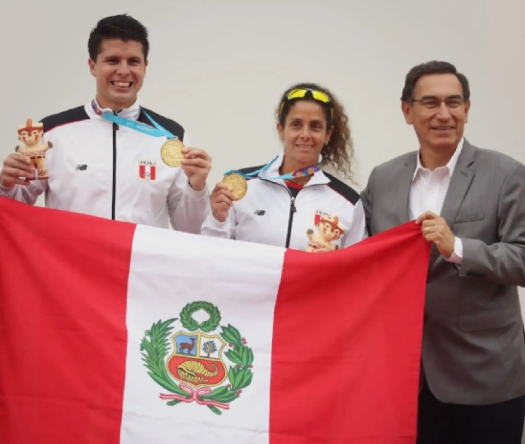 Presidente Vizcarra entrega medallas a campeones panamericanos en frontón, Claudia Suárez y Kevin Martínez.