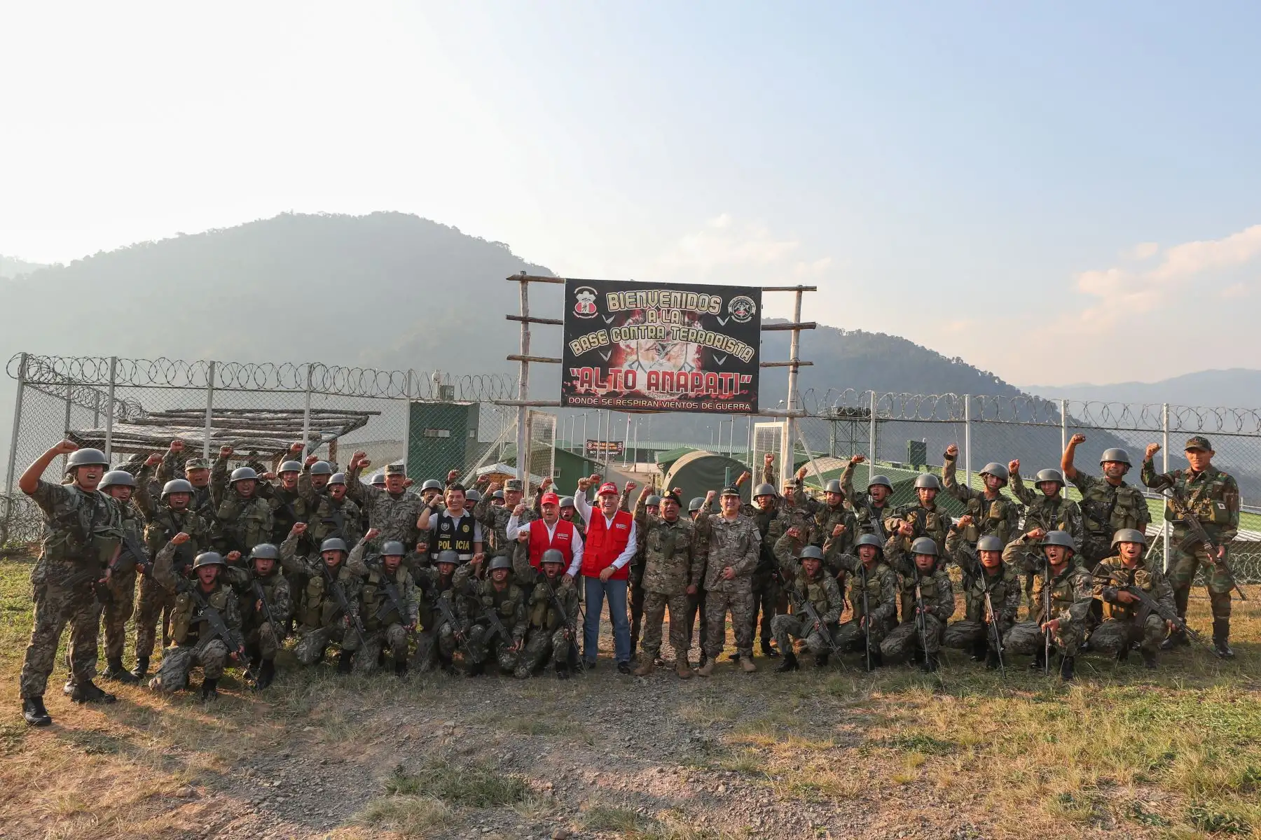 Ministro de Defensa Jorge Moscoso rindió homenaje a suboficial caído en operativo en el Vraem y visito  a personal de la base militar de Pichari. Foto:ANDINA/MINDEF