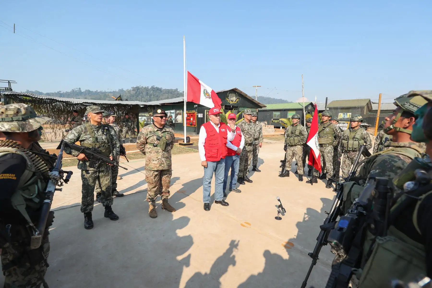 Ministro de Defensa Jorge Moscoso rindió homenaje a suboficial caído en operativo en el Vraem y visito  a personal de la base militar de Pichari. Foto:ANDINA/MINDEF