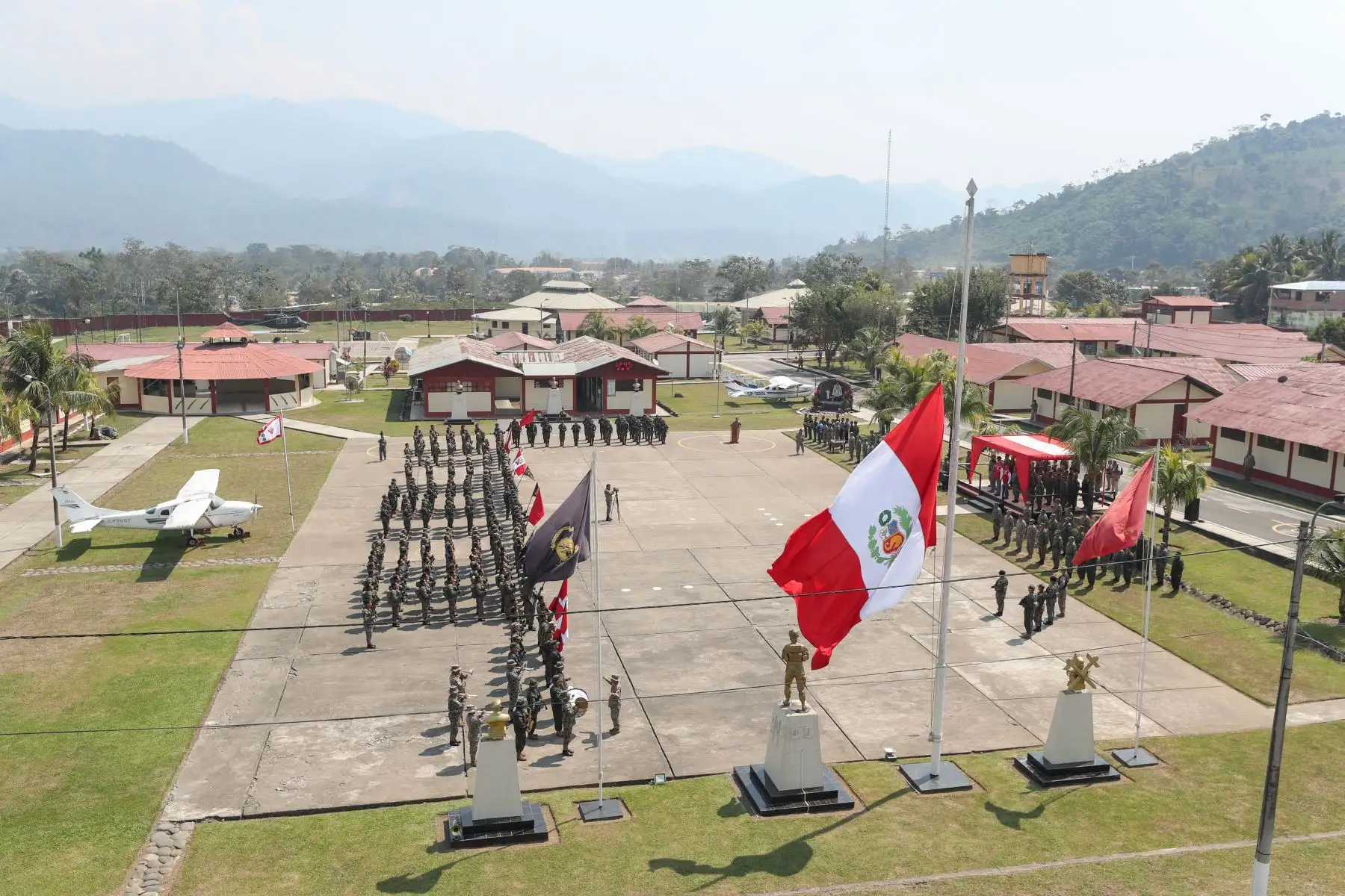 Ministro de Defensa Jorge Moscoso rindió homenaje a suboficial caído en operativo en el Vraem y visito  a personal de la base militar de Pichari. Foto:ANDINA/MINDEF