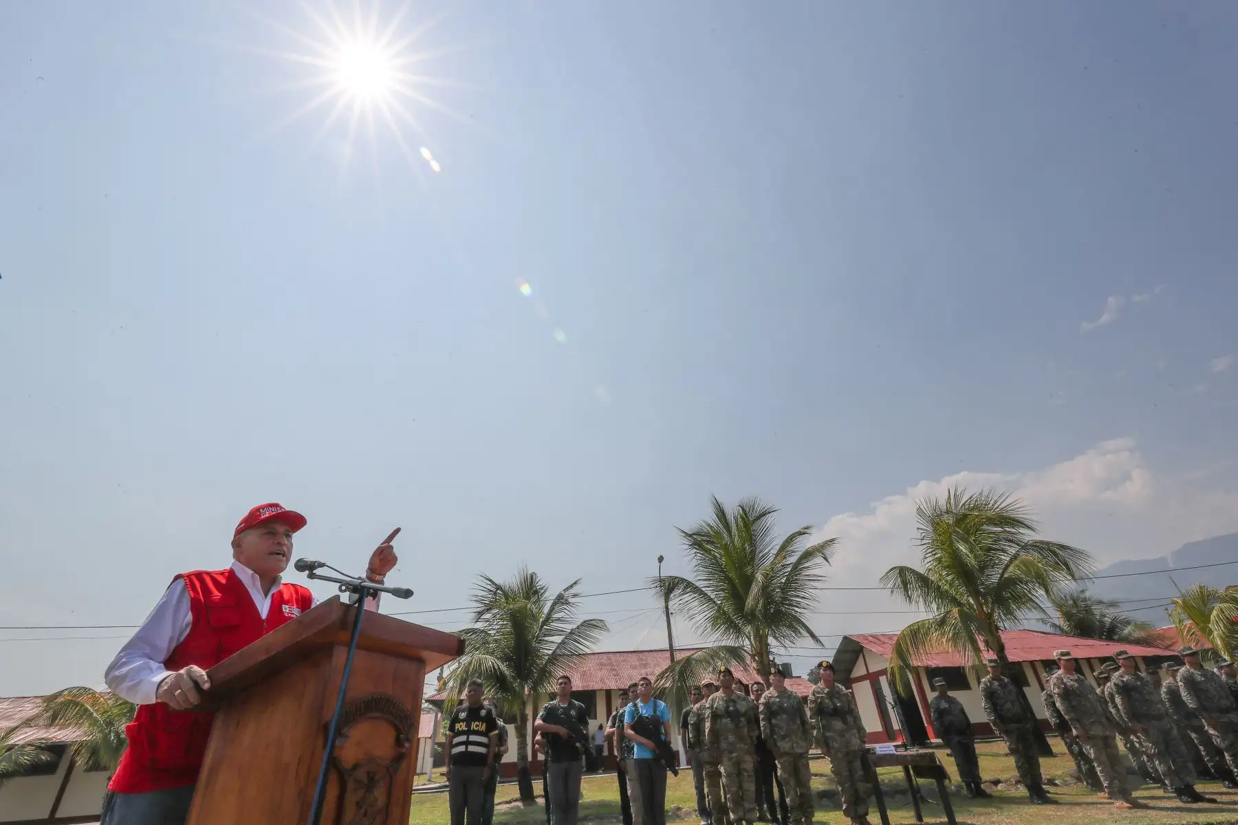 Ministro de Defensa Jorge Moscoso rindió homenaje a suboficial caído en operativo en el Vraem y visito  a personal de la base militar de Pichari. Foto:ANDINA/MINDEF