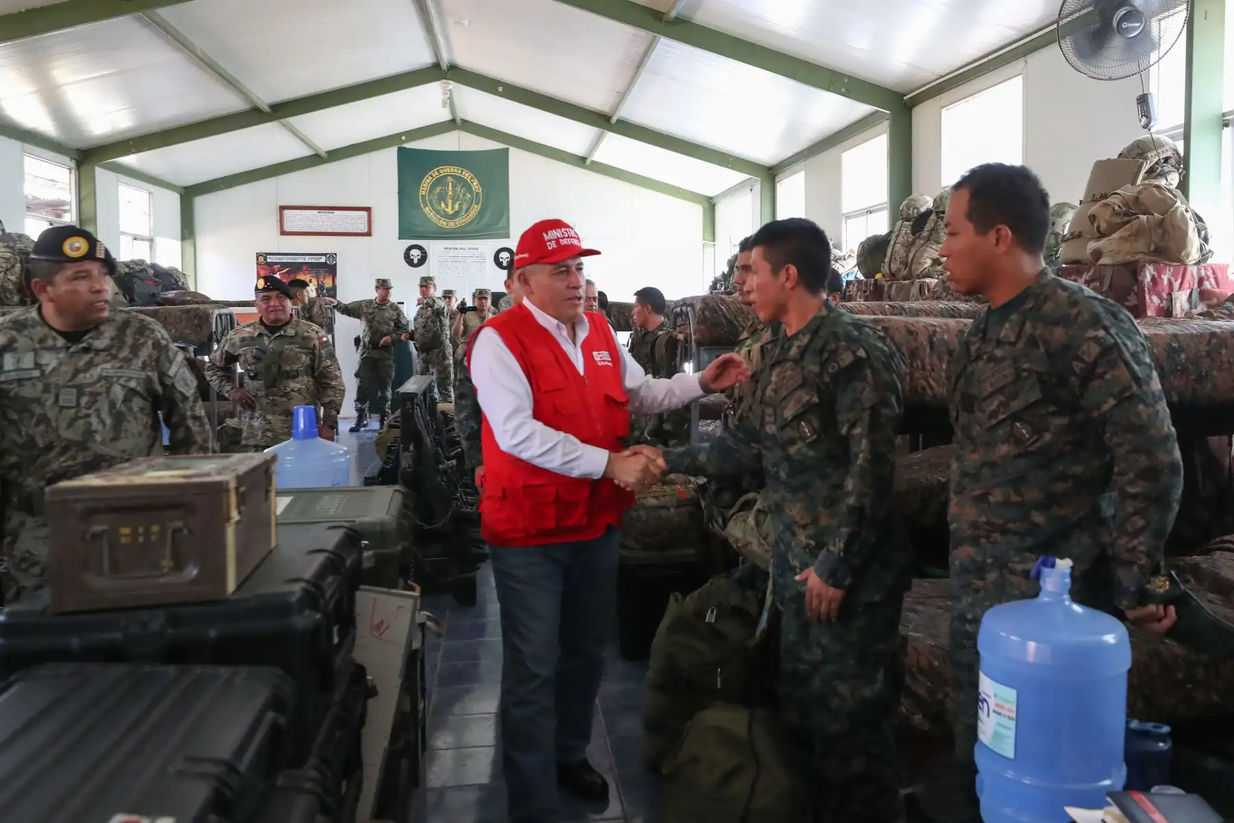 Ministro de Defensa Jorge Moscoso rindió homenaje a suboficial caído en operativo en el Vraem y visito  a personal de la base militar de Pichari. Foto:ANDINA/MINDEF