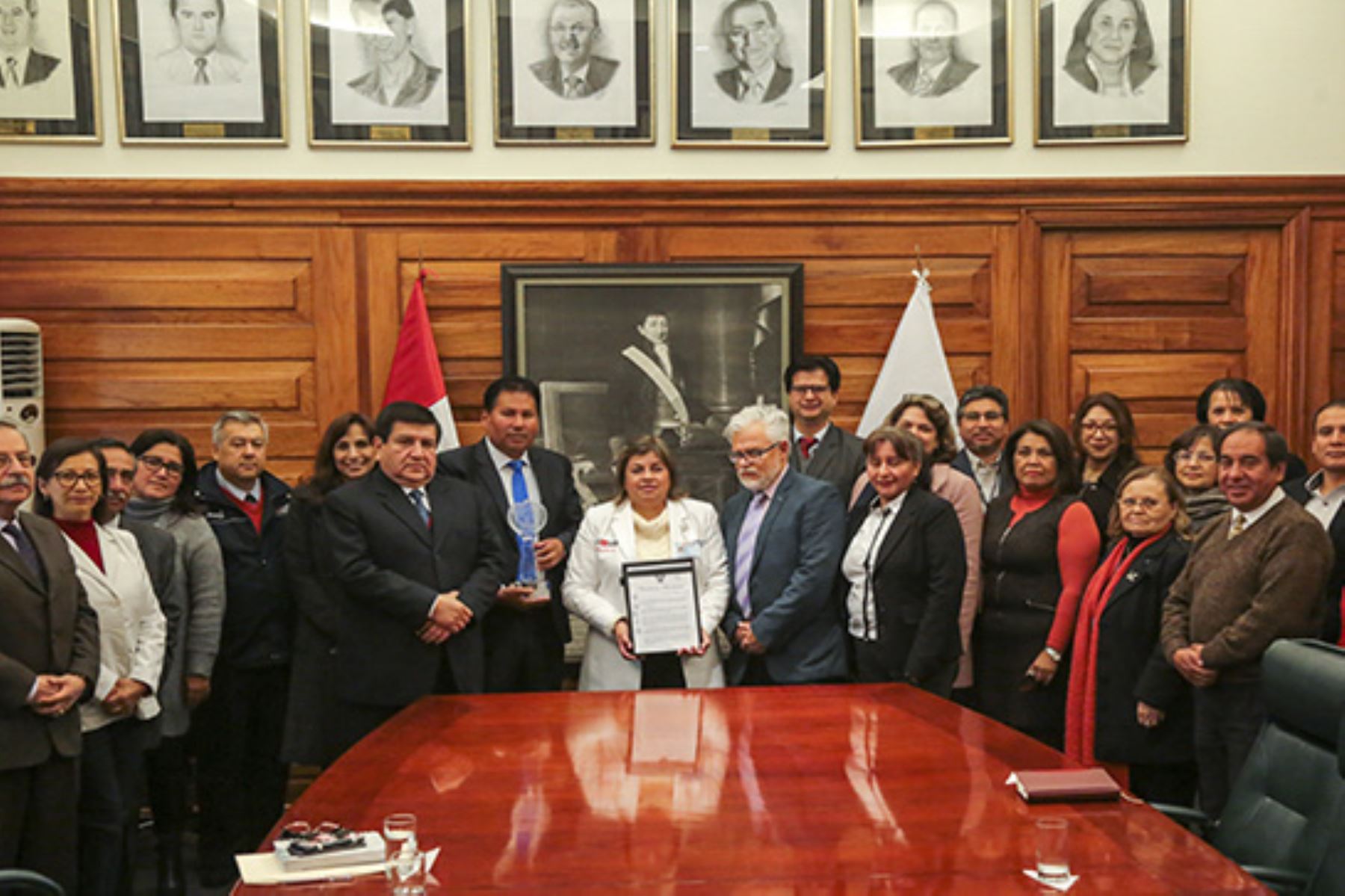 La ministra de Salud, Zulema Tomás, entregó el premio otorgado por la OMS por lograr reducir la anemia infantil al alcalde de Iguaín, Fidel Canales.