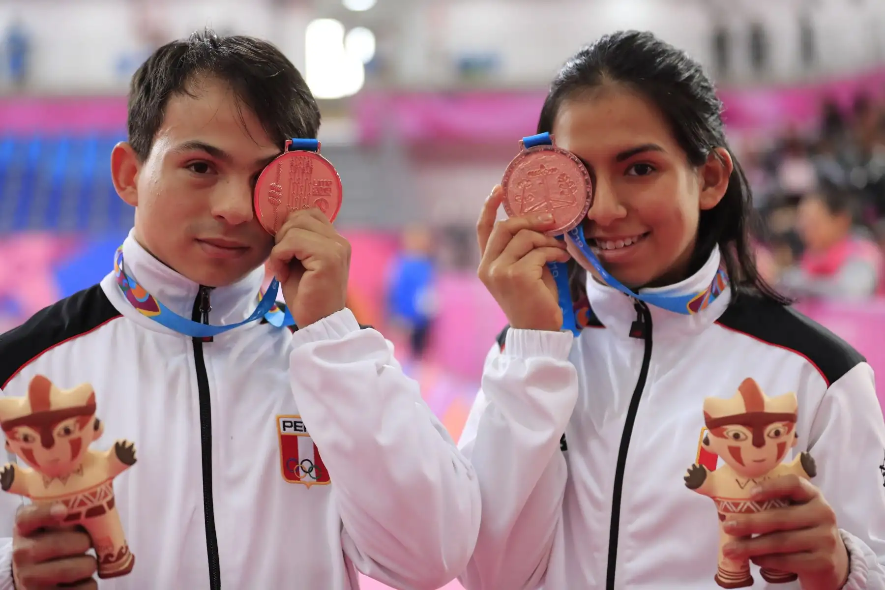 Renzo Saux y Ariana Vera, medalla de bronce en taekwondo poomsae mixto. Foto:Lima 2019