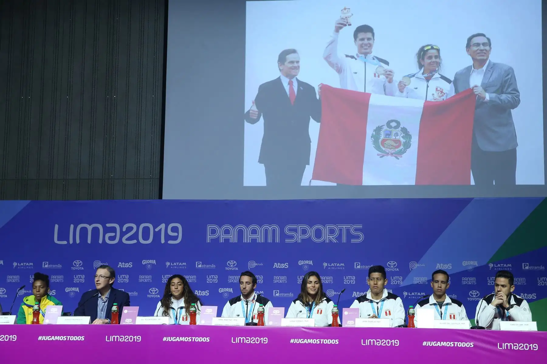 Conferencia de prensa del Presidente de la COPAL, Carlos Neuhaus y las estrellas de los Panamericanos Kevin Martinez ( Fronton ), Monica Abbott (USA ) en softall, Rafaela Silva ( Brasil ) en Judo, Juan Echevarria ( Cuba) en Salto Largo, Daniella Rosas ( Perú) en Surf, Lucca Mesinas ( Perú) en Surf, Vania Torres ( Perú) en Surf  y El equipo peruano de kata masculino conformado por John Trebejo, Oliver Del Castillo y Carlos Lam.
Foto: ANDINA/Eddy Ramos