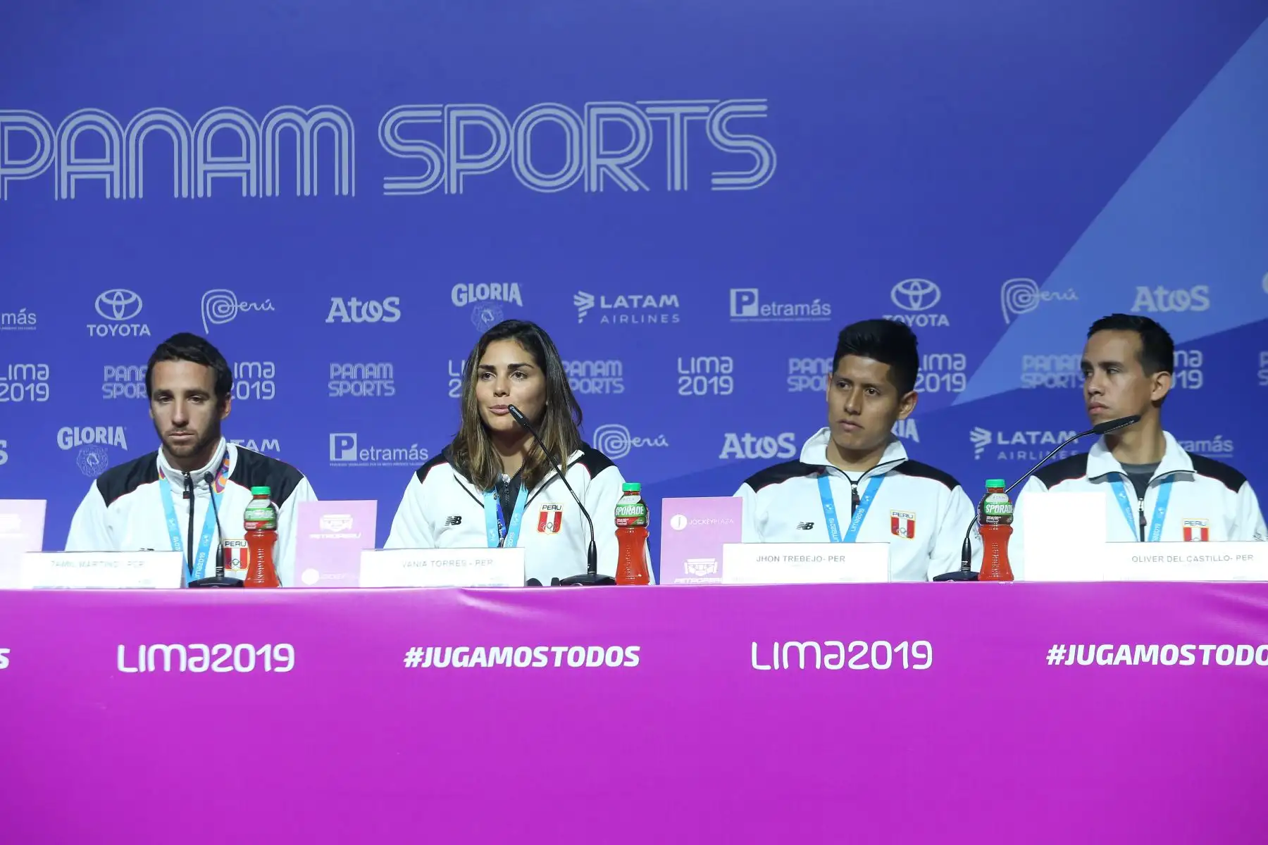 Conferencia de prensa del Presidente de la COPAL, Carlos Neuhaus y las estrellas de los Panamericanos, Lucca Mesinas ( Perú) en Surf, Vania Torres ( Perú) en Surf  y El equipo peruano de kata masculino conformado por John Trebejo, Oliver Del Castillo y Carlos Lam.
Foto: ANDINA/Eddy Ramos