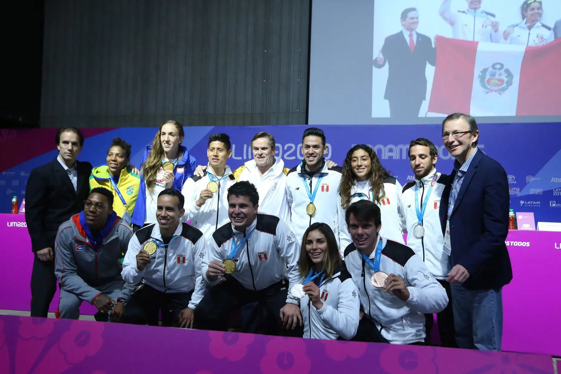 Conferencia de prensa del Presidente de la COPAL, Carlos Neuhaus y las estrellas de los Panamericanos Kevin Martinez ( Fronton ), Monica Abbott (USA ) en softall, Rafaela Silva ( Brasil ) en Judo, Juan Echevarria ( Cuba) en Salto Largo, Daniella Rosas ( Perú) en Surf, Lucca Mesinas ( Perú) en Surf, Vania Torres ( Perú) en Surf  y El equipo peruano de kata masculino conformado por John Trebejo, Oliver Del Castillo y Carlos Lam.
Foto: ANDINA/Eddy Ramos