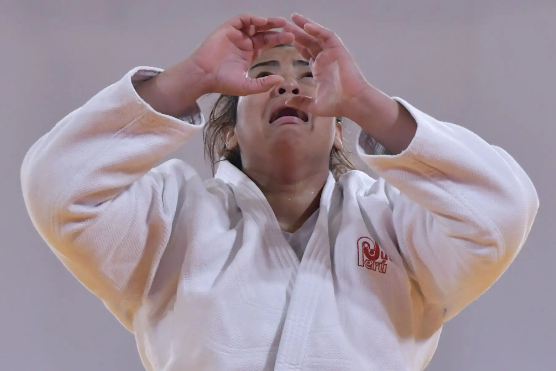 La peruana-venezolana  Juliana Bolívar (R) reacciona después de derrotar a la estadounidense Nina Cutro-Kelly durante una pelea por la Medalla de Bronce Femenina de +78 kg en los Juegos Panamericanos en Lima 2019. Foto: AFP
