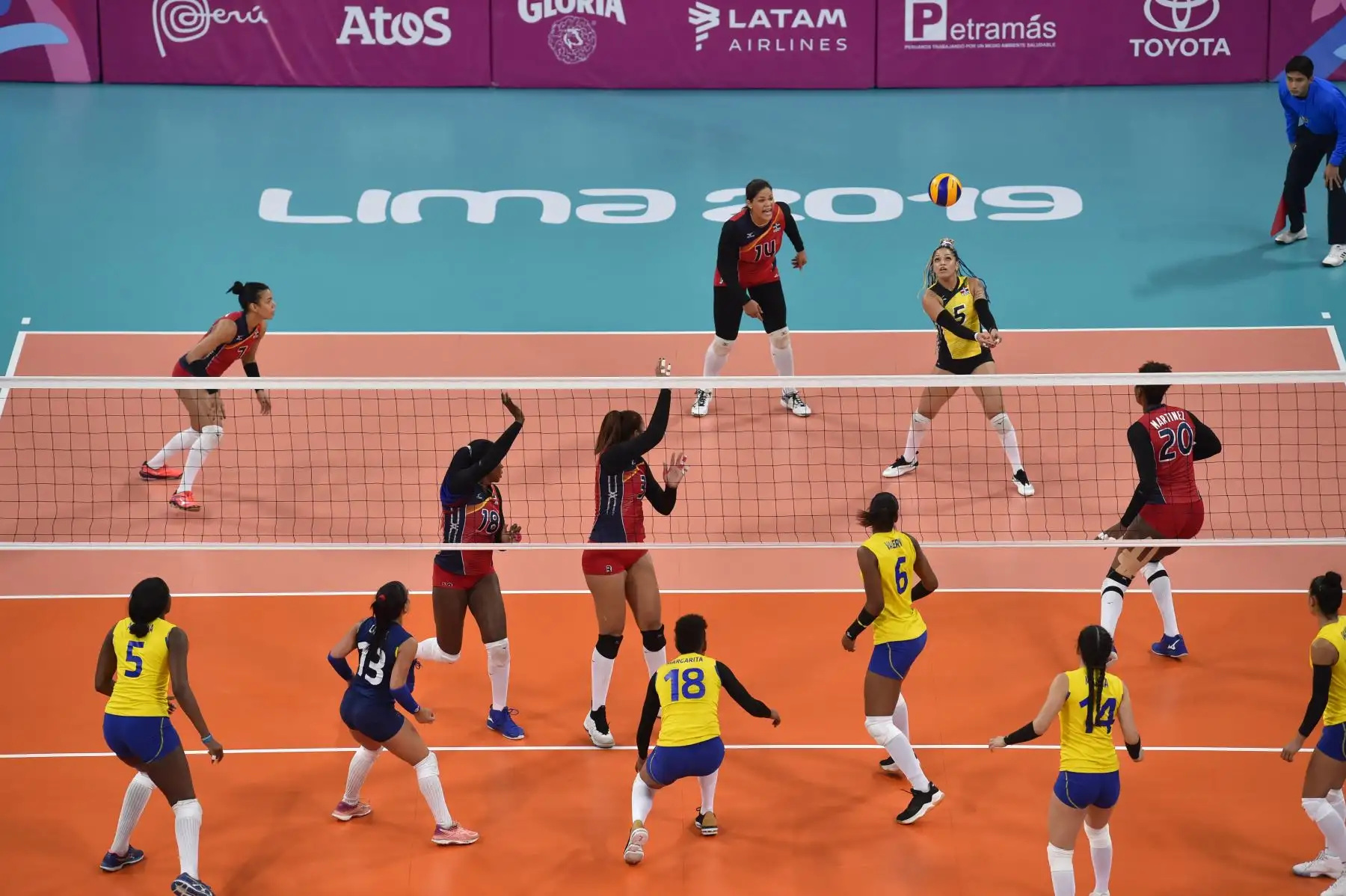 Colombia y República Dominicana compiten durante la Medalla de Oro de Voleibol Femenino en los Juegos Panamericanos de Lima 2019 en Lima el 11 de agosto de 2019. Foto: AFP