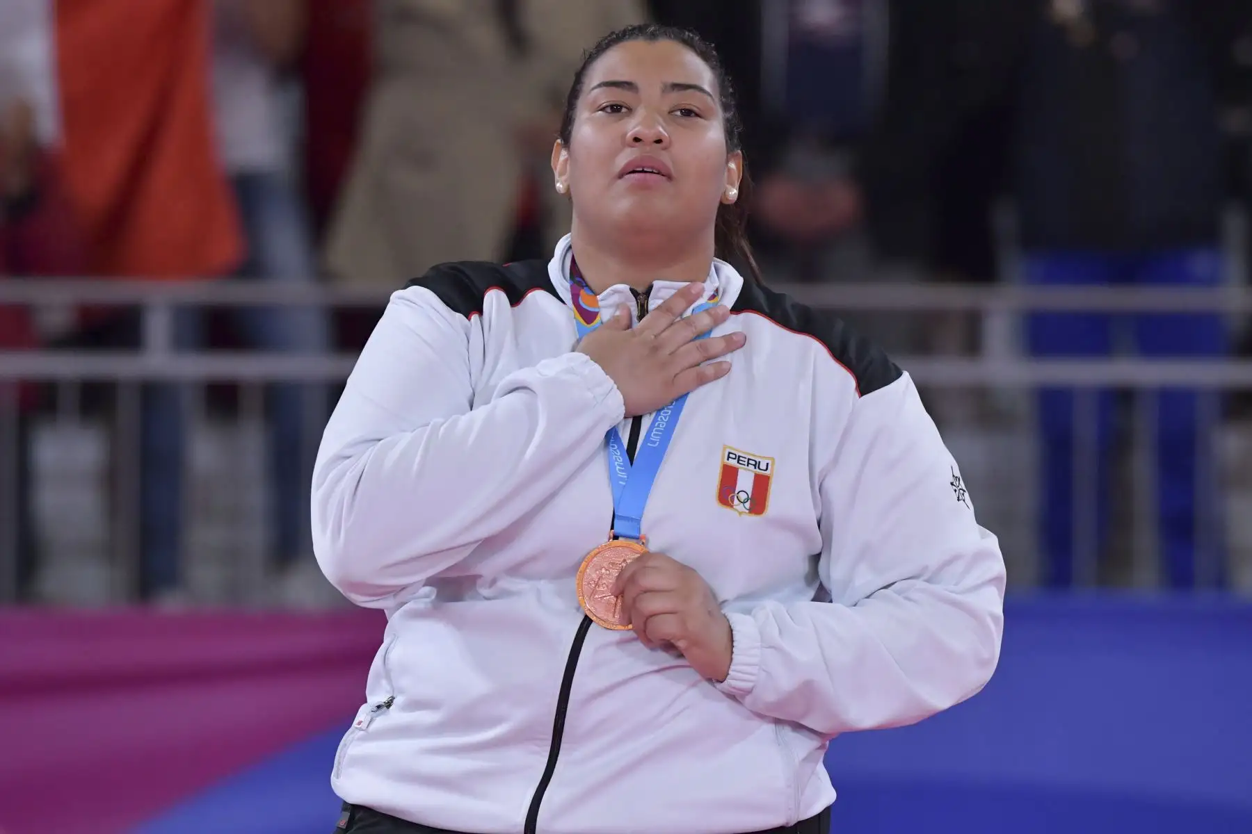La peruana-venezolana  Juliana Bolívar (medalla de bronce) posa durante la ceremonia de entrega de judo femenino de +78 kg de los Juegos Panamericanos en Lima 2019. Foto: AFP