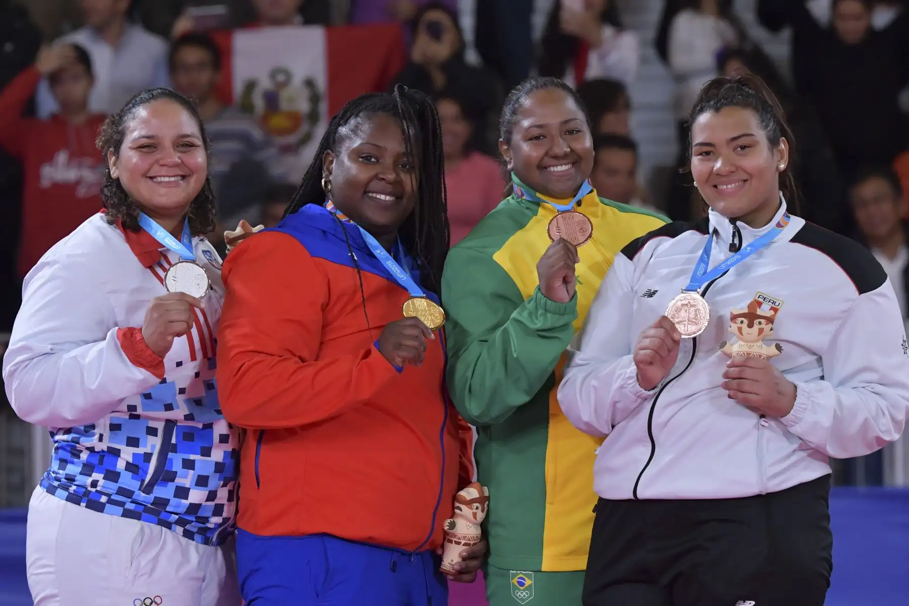 Melissa Mojica (medalla de plata) de Puerto Rico, Idalys Ortiz de Cuba (medalla de oro), Beatriz Souza de Brasil (medalla de bronce) y Juliana Bolívar (medalla de bronce) de Perú posan durante la ceremonia de entrega de judo femenino de +78 kg en los Juegos Panamericanos Lima 2019. AFP