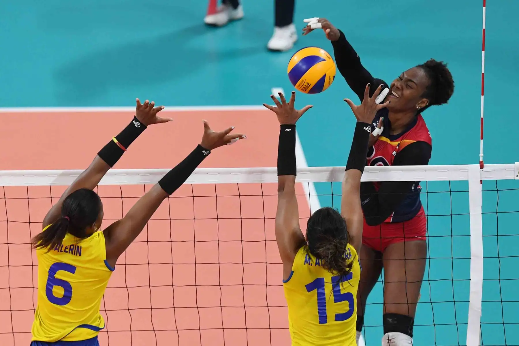 Brayelin Martínez, de República Dominicana, golpea la pelota durante la Medalla de Oro de Voleibol Femenino entre Colombia y República Dominicana en los Juegos Panamericanos de Lima 2019 en Lima el 11 de agosto de 2019. (Foto de PEDRO PARDO / AFP)