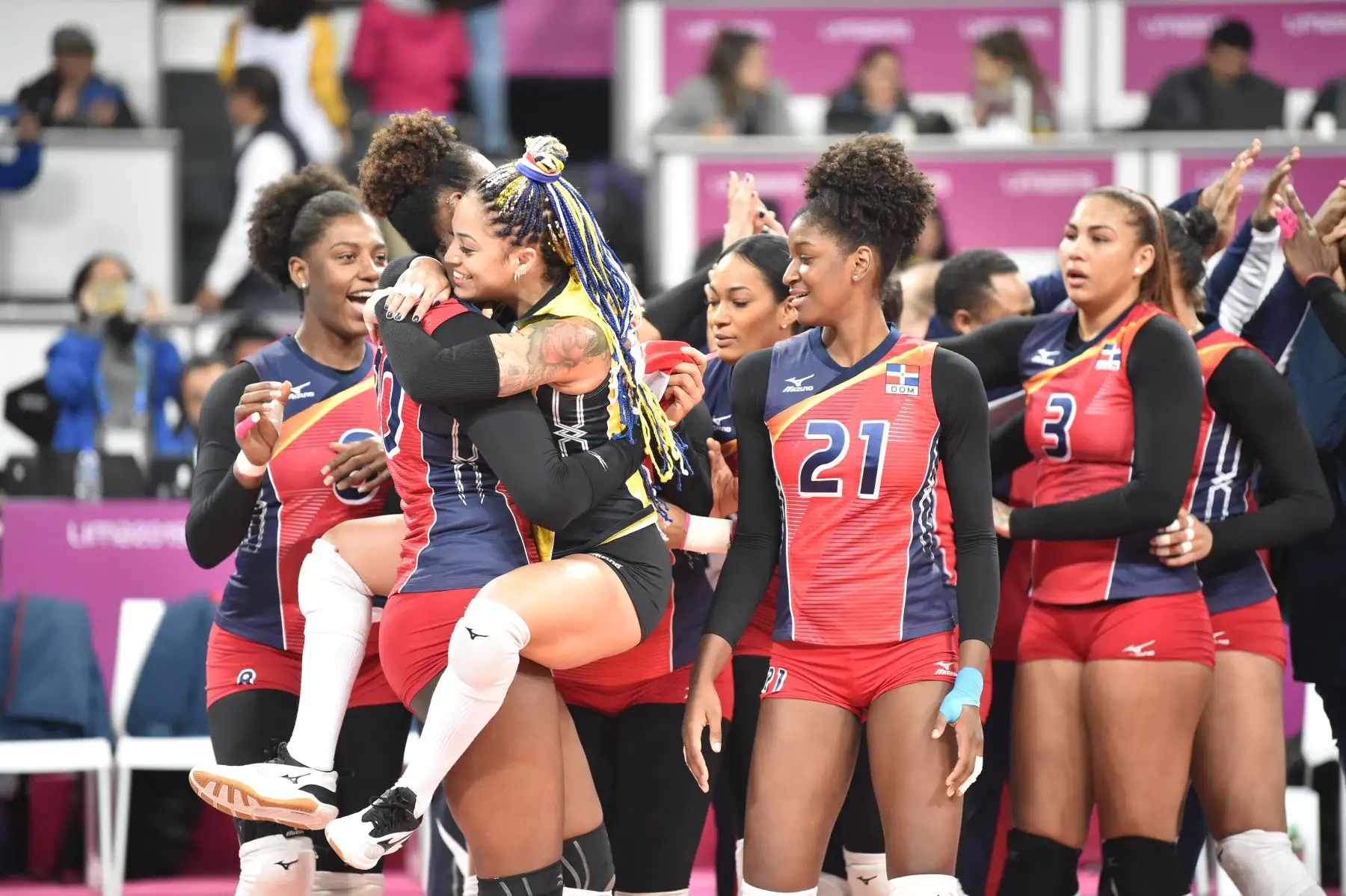 El equipo de República Dominicana celebra después de ganar la Medalla de Oro de Voleibol Femenino entre Colombia y República Dominicana en los Juegos Panamericanos de Lima 2019 en Lima el 11 de agosto de 2019.  AFP