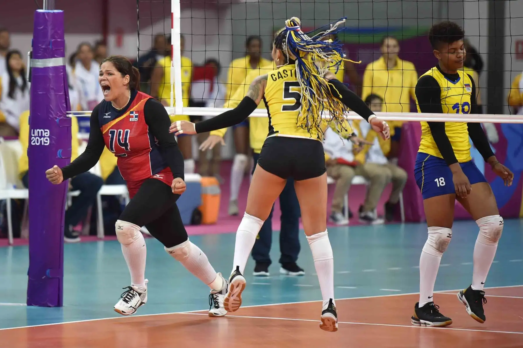 Prisilla Rivera de República Dominicana y Brenda Castillo de República Dominicana reaccionan después de ganar la Medalla de Oro de Voleibol Femenino entre Colombia y República Dominicana en los Juegos Panamericanos de Lima 2019 en Lima el 11 de agosto de 2019. AFP