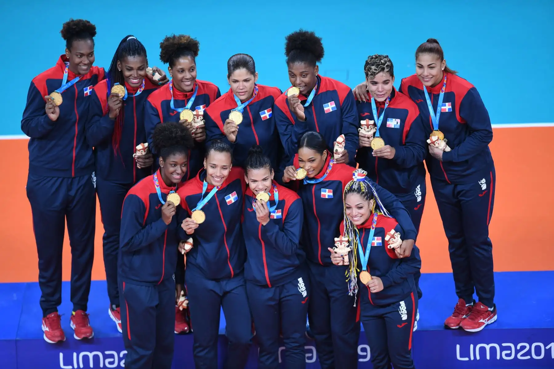 La jugadora de la República Dominicana se encuentra en el podio después de ganar la medalla de oro de voleibol femenino contra Colombia en los Juegos Panamericanos de Lima 2019 en Lima el 11 de agosto de 2019. AFP