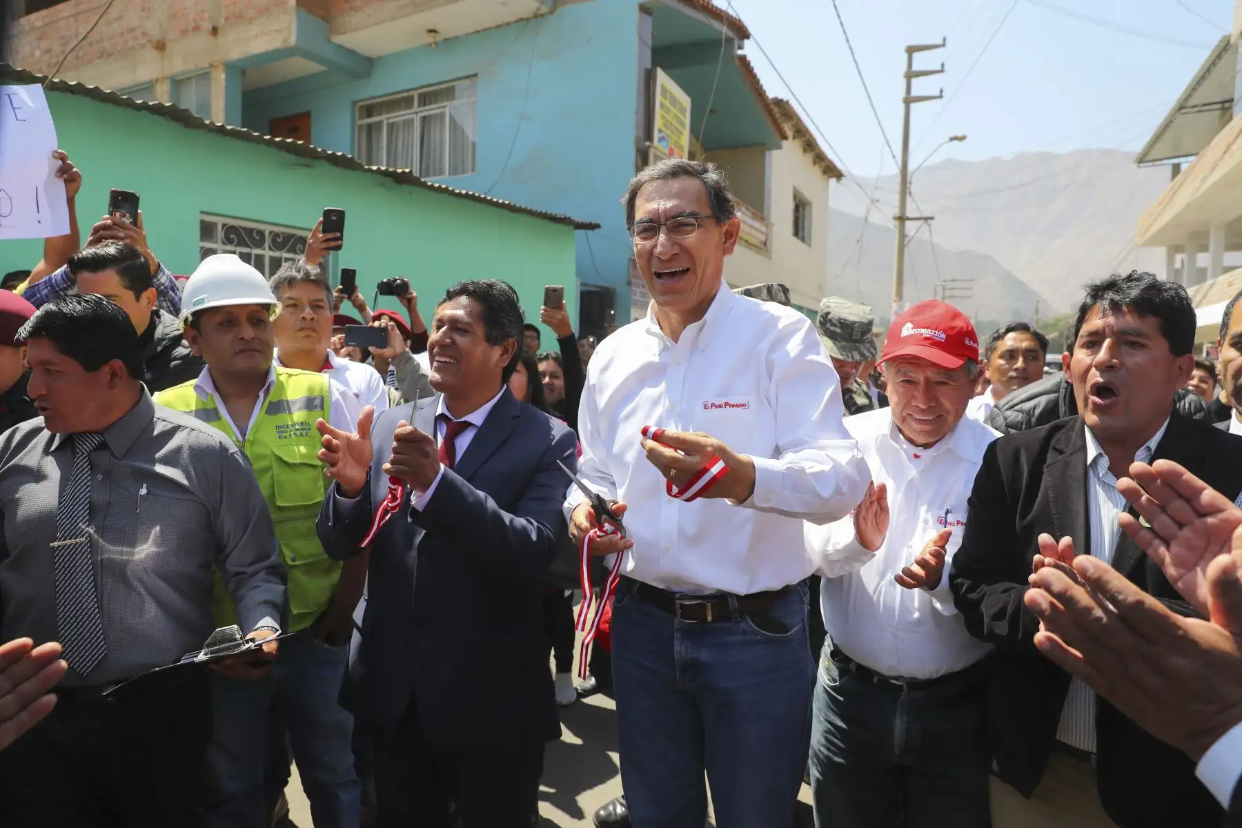 En el marco de las obras de reconstrucción, el Presidente de la República Martín Vizcarra en Santa Rosa de Quives, provincia de Canta, inauguró la vía de acceso a Huaraví.
Foto: ANDINA/Prensa Presidencia