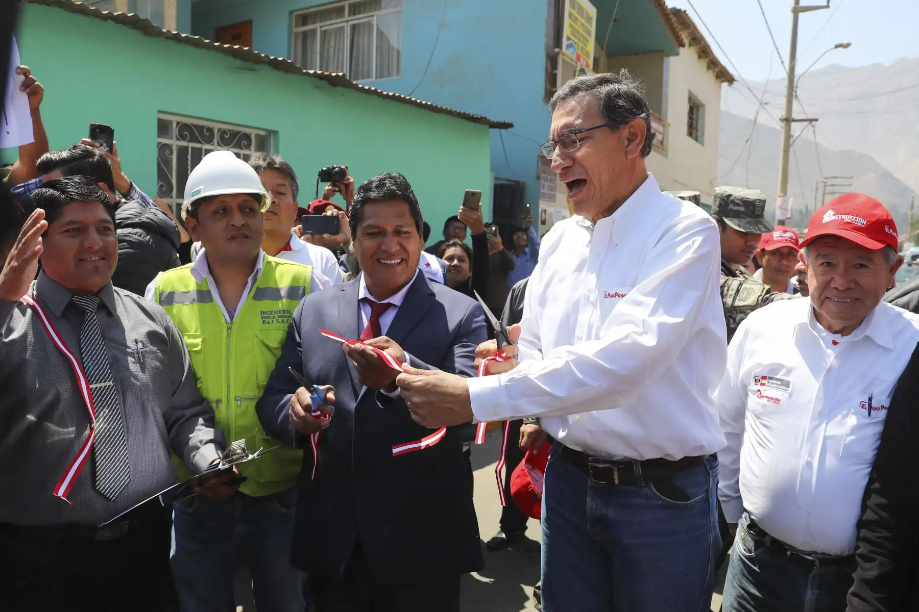 En el marco de las obras de reconstrucción, el Presidente de la República Martín Vizcarra en Santa Rosa de Quives, provincia de Canta, inauguró la vía de acceso a Huaraví.
Foto: ANDINA/Prensa Presidencia