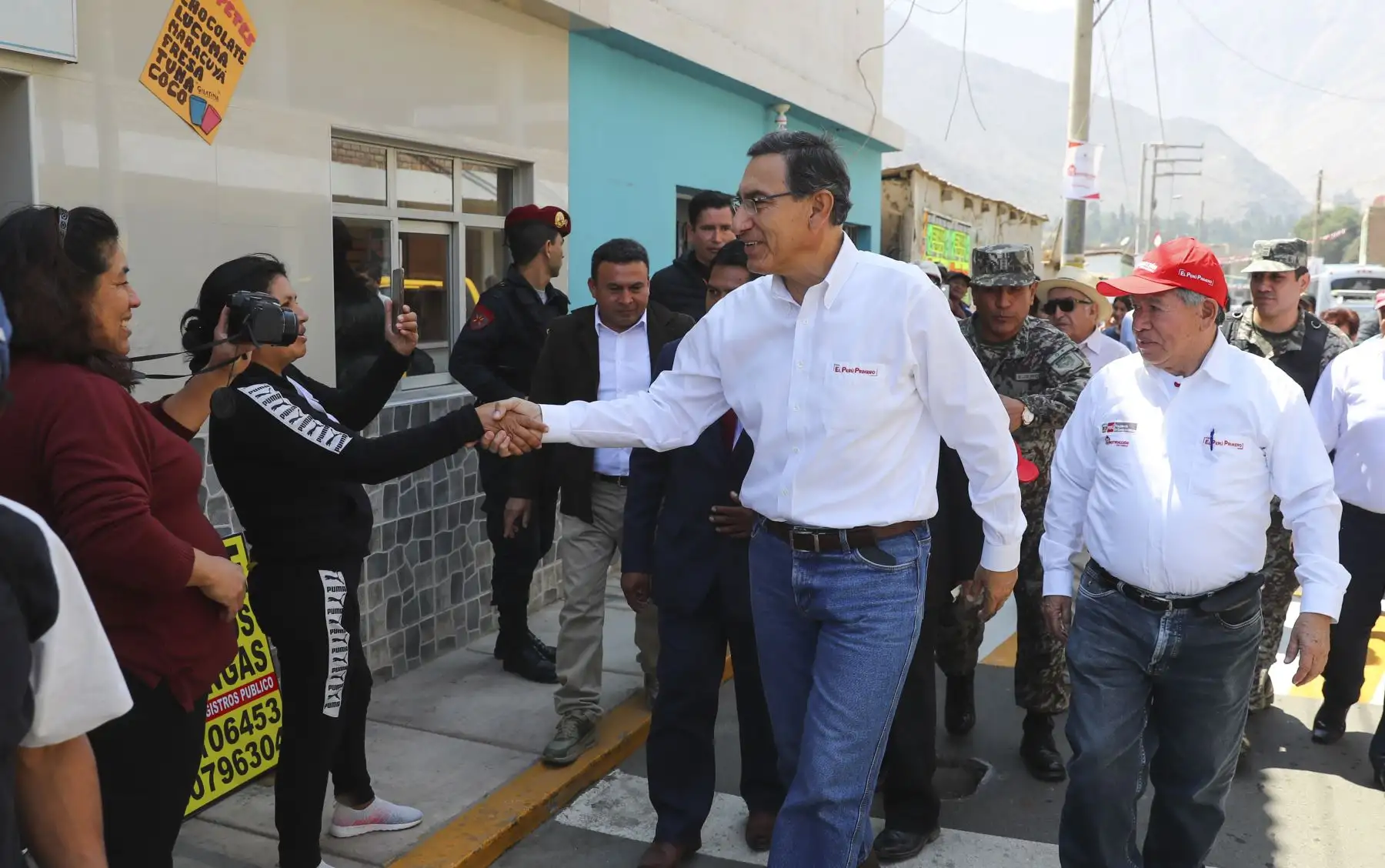 En el marco de las obras de reconstrucción, el Presidente de la República Martín Vizcarra en Santa Rosa de Quives, provincia de Canta, inauguró la vía de acceso a Huaraví.
Foto: ANDINA/Prensa Presidencia