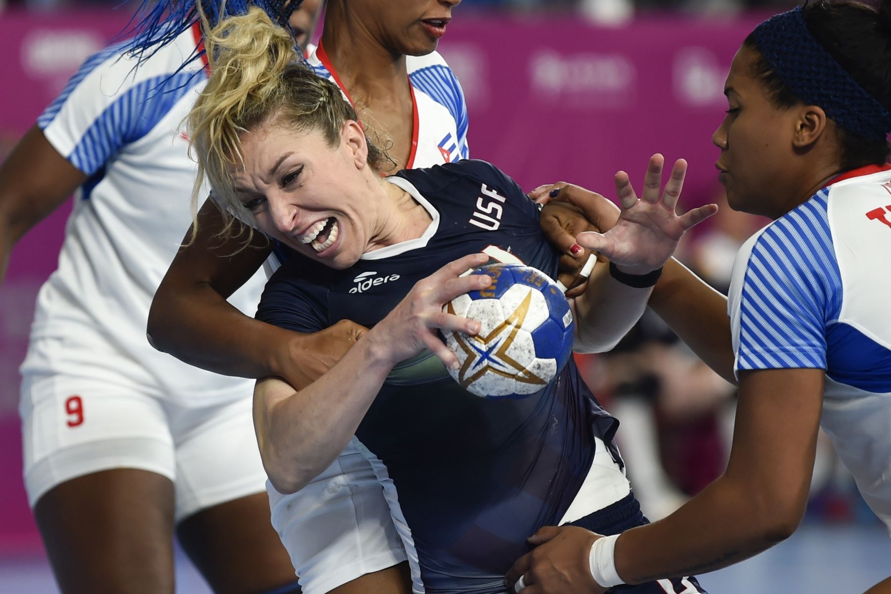 La estadounidense Sarah Gascon (C) está marcada por jugadoras cubanas durante el partido por la medalla de bronce de balonmano femenino durante los Juegos Panamericanos de Lima 2019.  Cuba ganó la medalla de bronce. Foto: AFP