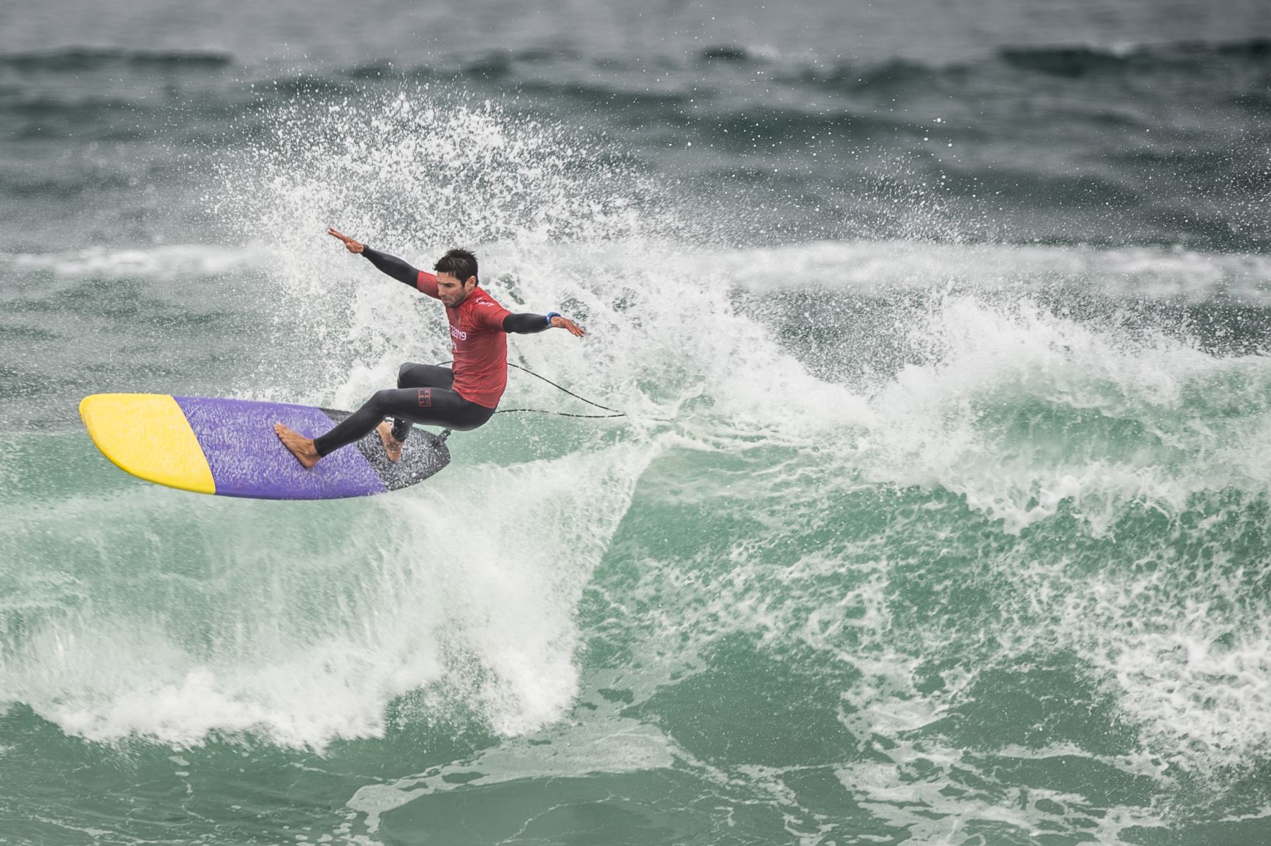 El peruano Benoit Clemente compite en la ronda 2 de surf de longboard masculino durante los Juegos Panamericanos de Lima 2019 en la playa de Punta Rocas en Lima. AFP