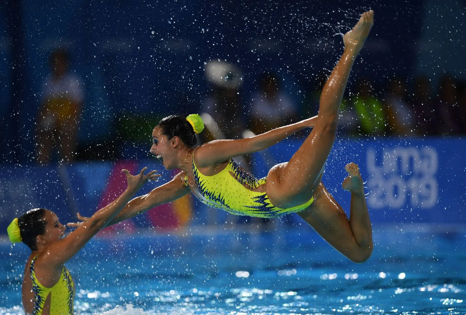 El equipo de Natación Artística de Colombia se presenta durante el evento de rutina libre de los Juegos Panamericanos Lima 2019 en Lima. AFP