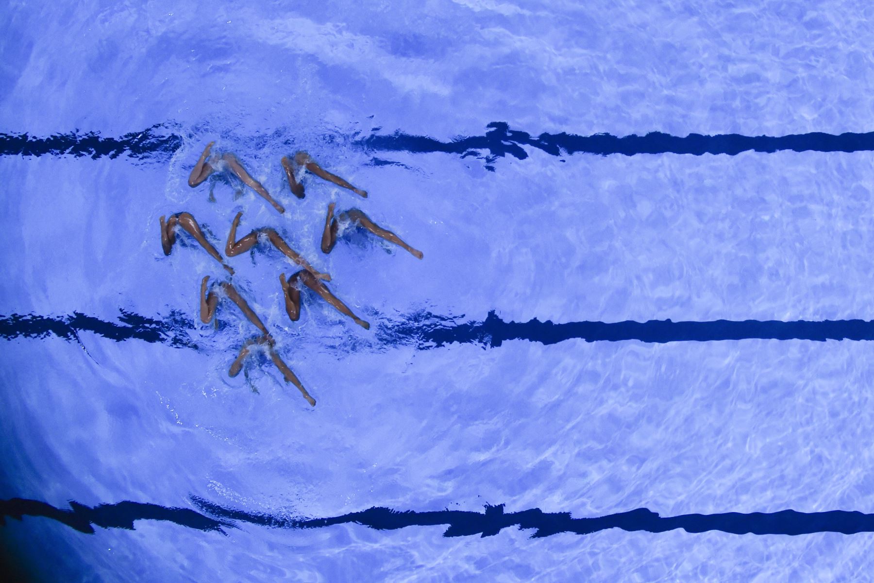 El equipo de natación artística de México se presenta durante el evento de rutina libre de los Juegos Panamericanos Lima 2019 en Lima. AFP