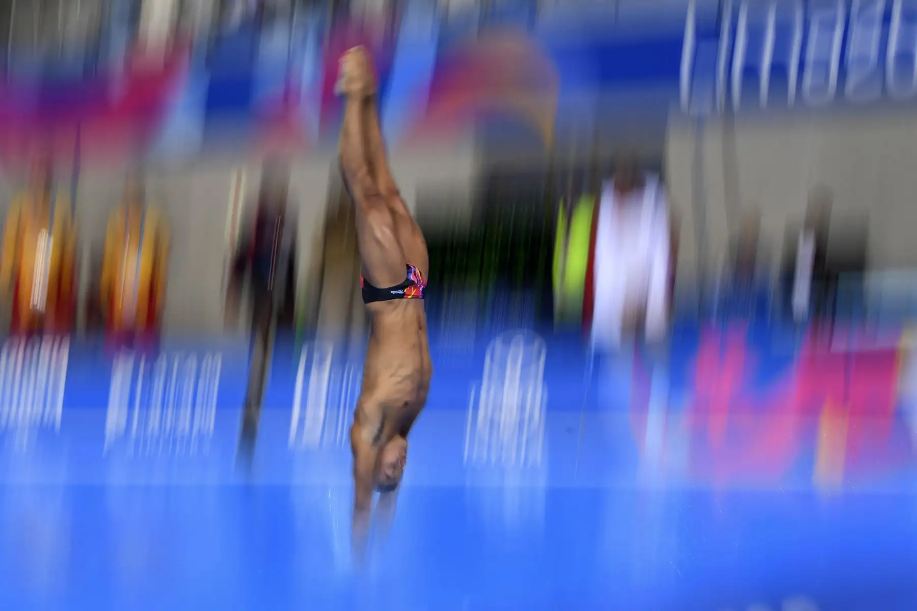 El brasileño Ian Goncalves salta durante el evento preliminar de trampolín masculino de 1 metro de los Juegos Panamericanos Lima 2019 en Lima. AFP