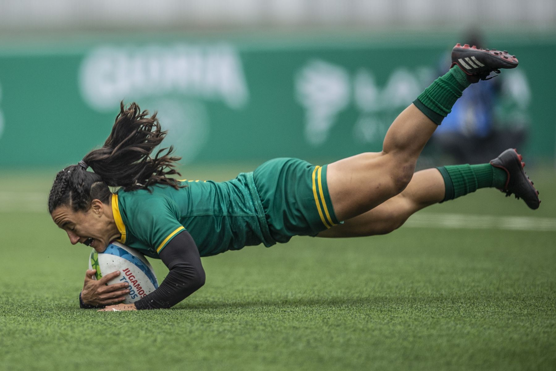 La brasileña Isadora Cerullo anota un intento en el partido por la medalla de bronce de rugby sietes femenino contra Colombia durante los Juegos Panamericanos Lima 2019. AFP