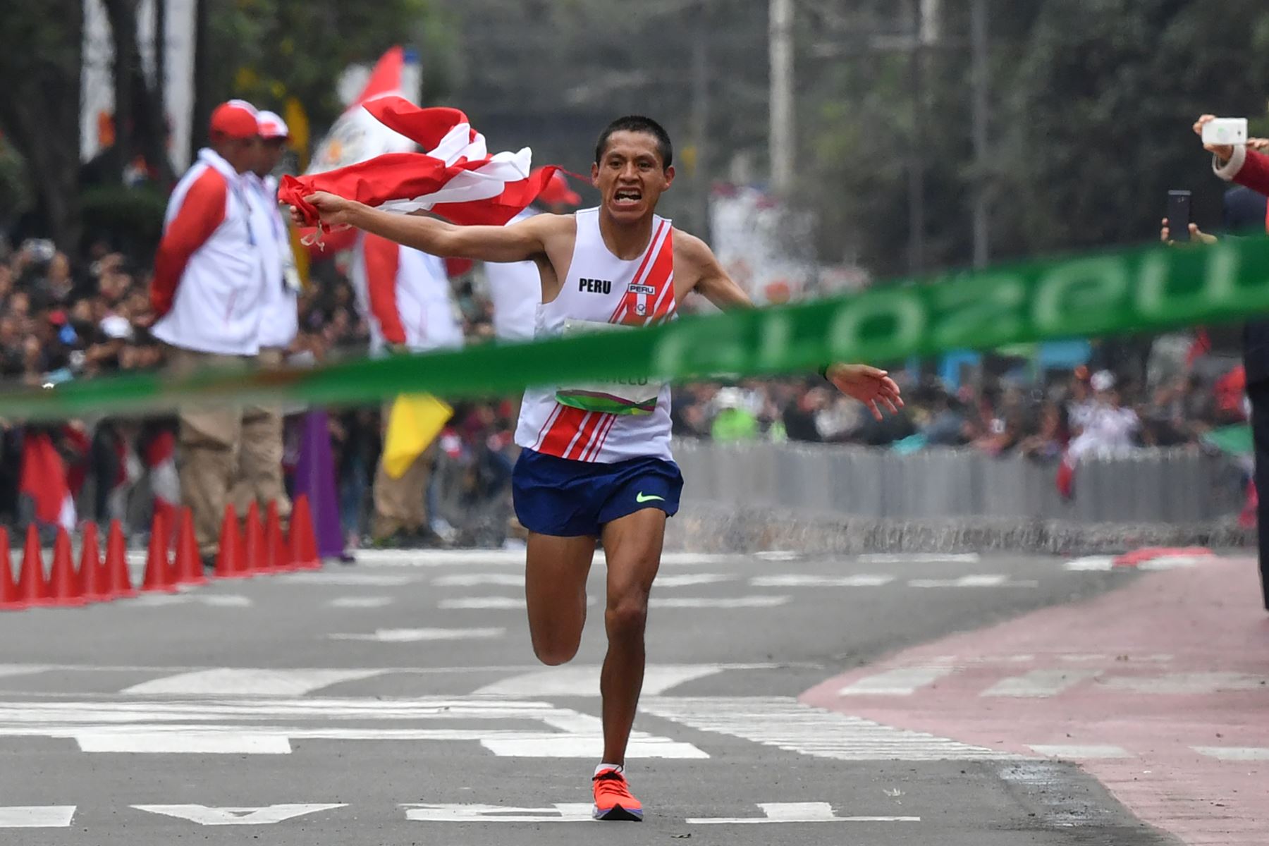 Christian Pacheco de Perú saluda a la gente mientras se acerca a la línea de meta para ganar la medalla de oro en el Maratón masculino de los Juegos Panamericanos Lima 2019. AFP