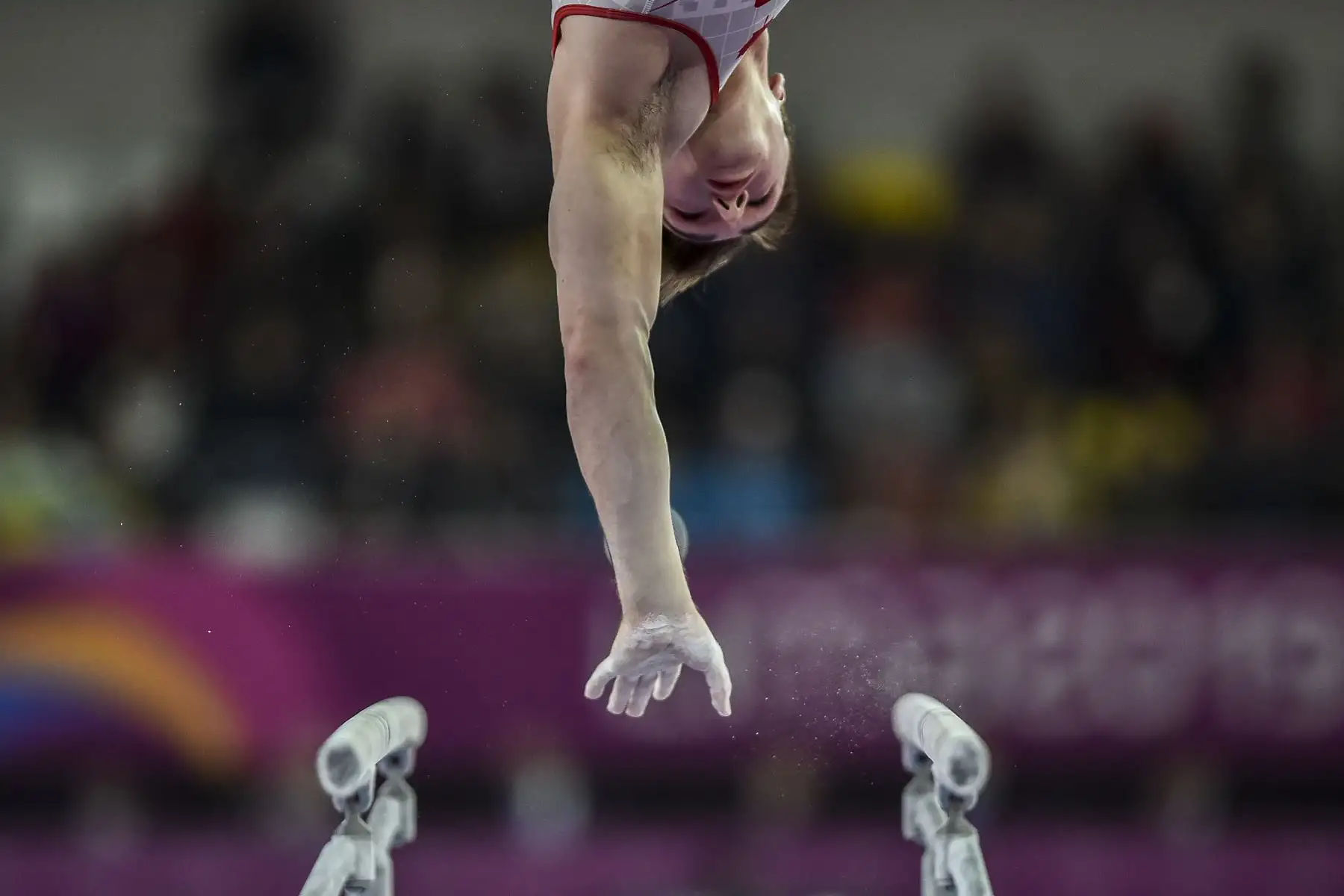 El canadiense Samuel Adam Zakutney compite en las barras paralelas durante la calificación del equipo masculino y la final del equipo en los Juegos Panamericanos de Lima 2019. AFP