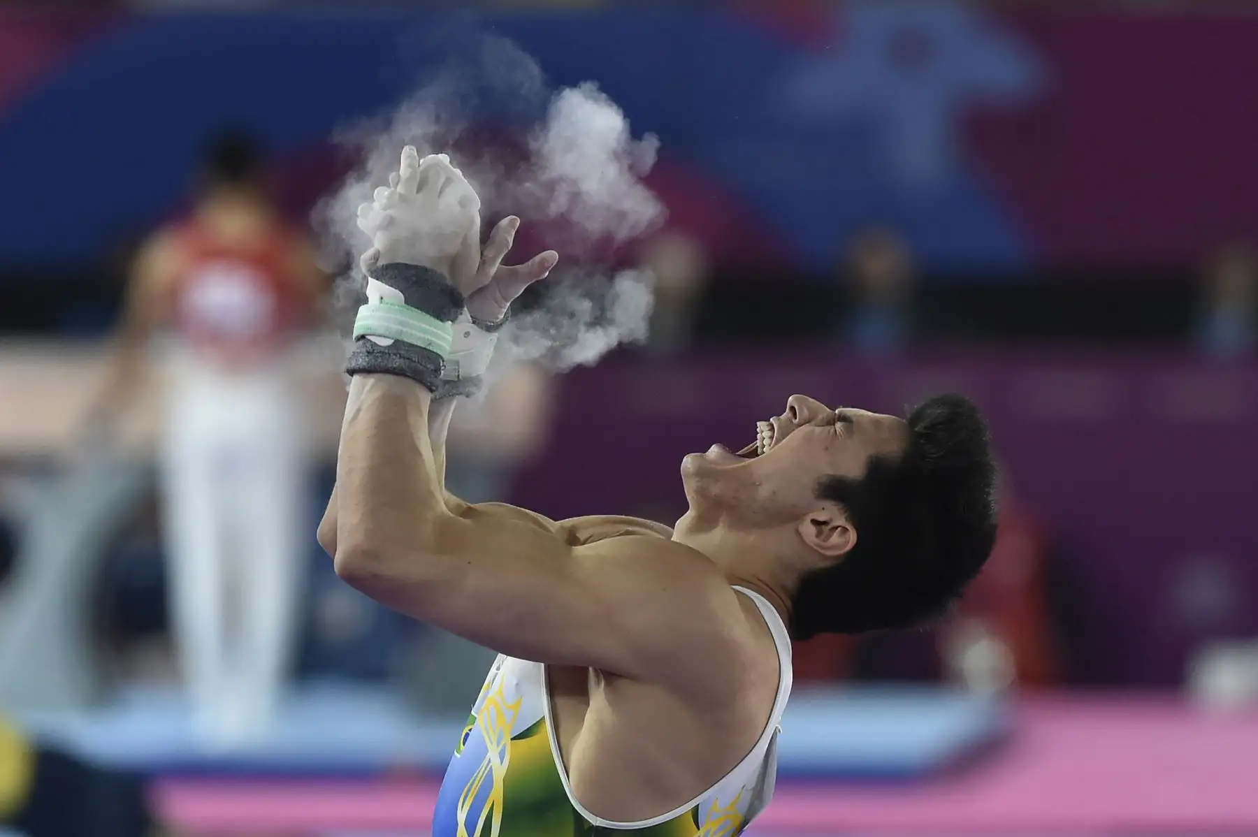 El brasileño Arthur Nory Mariano celebra mientras compite en el evento final individual masculino de gimnasia artística de los Juegos Panamericanos de Lima 2019. AFP