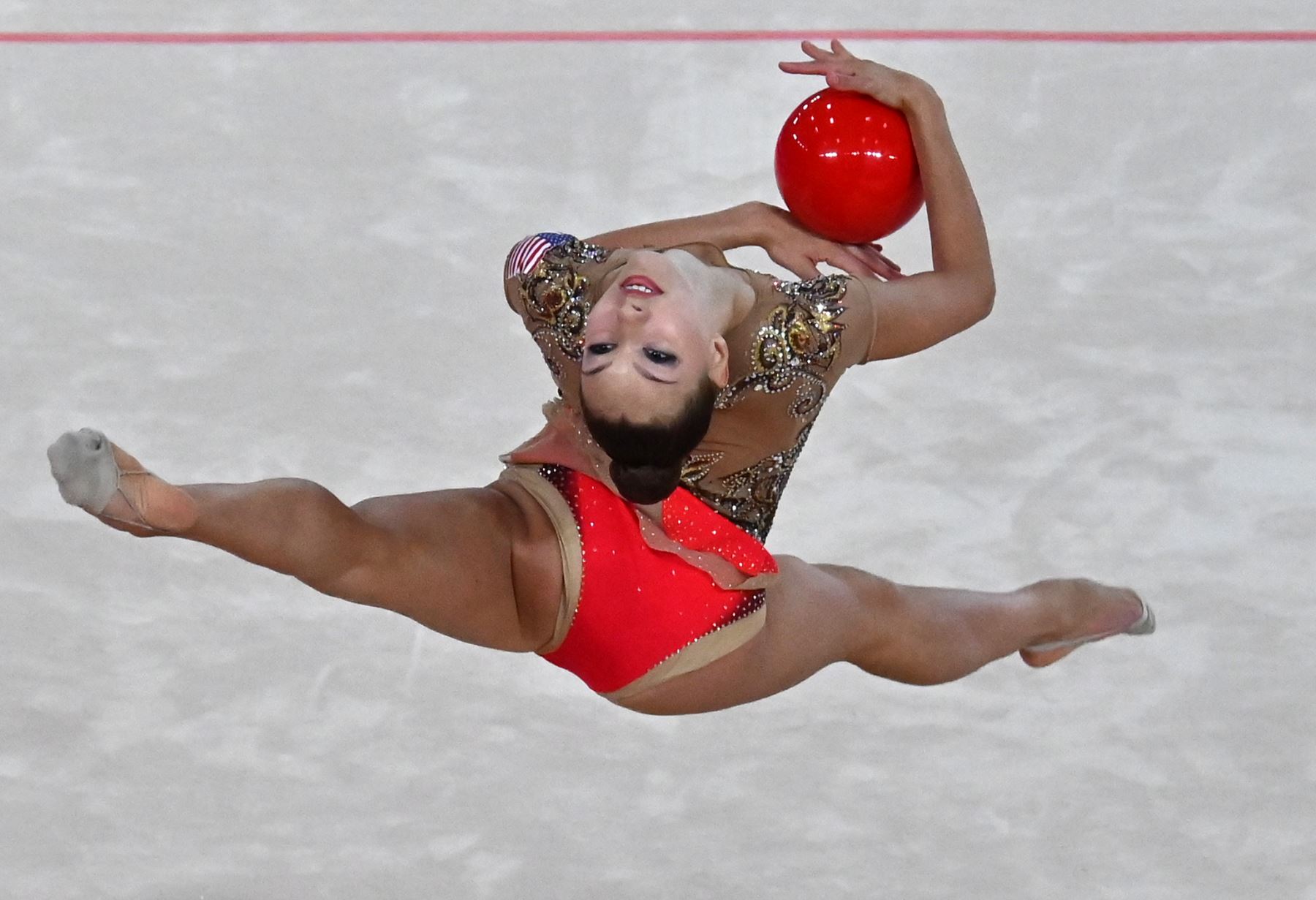 La estadounidense Evita Griskenas hace su rutina durante la Gimnasia Rítmica Individual y la Rotación de Calificaciones 2 durante los Juegos Panamericanos de Lima 2019. AFP