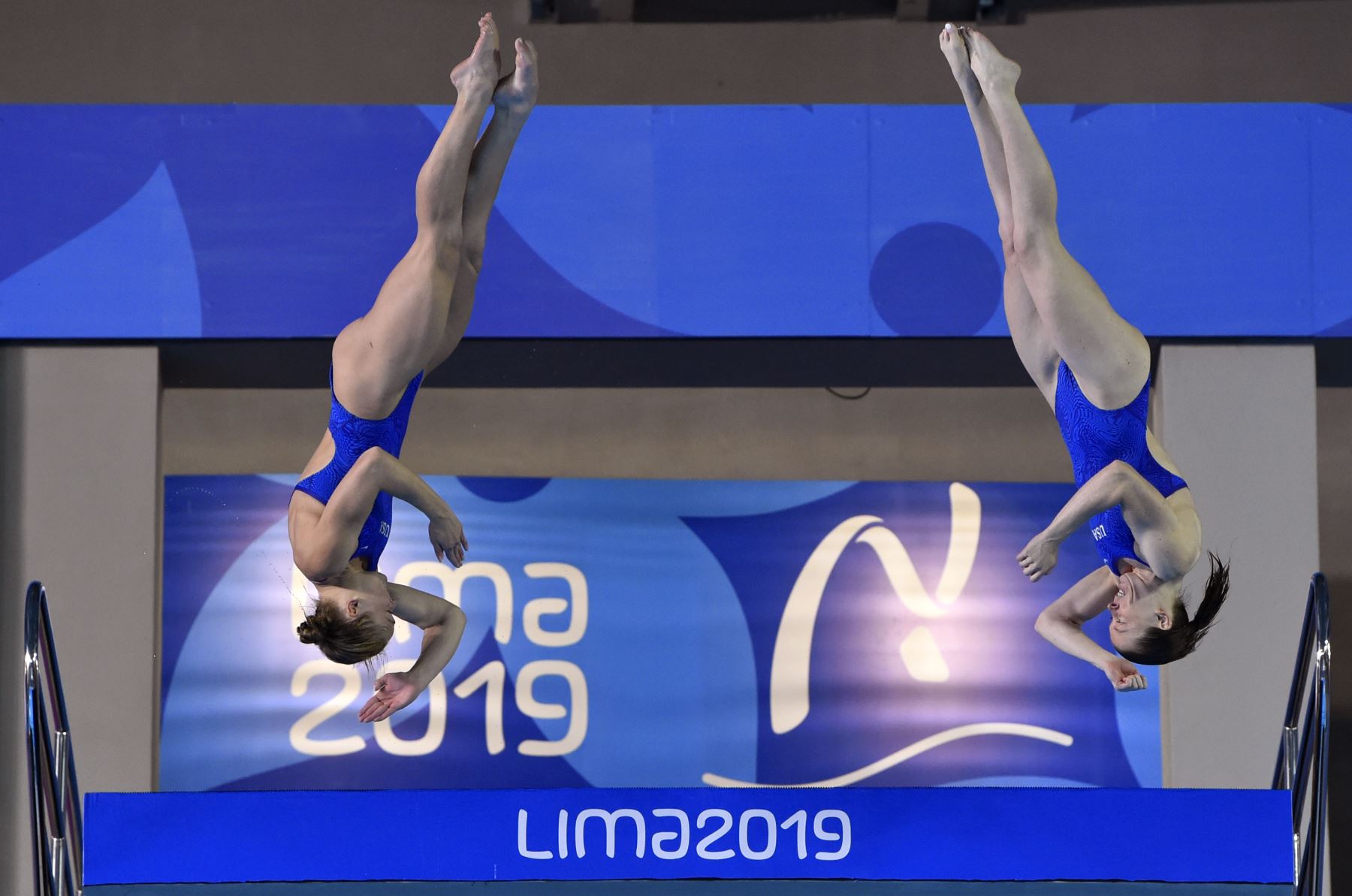 Las estadounidenses Amelia Magana y Delaney Schnell compiten en la final de la Plataforma Sincronizada de 10 m Femenino de la competencia de Buceo, durante los Juegos Panamericanos de Lima 2019. AFP