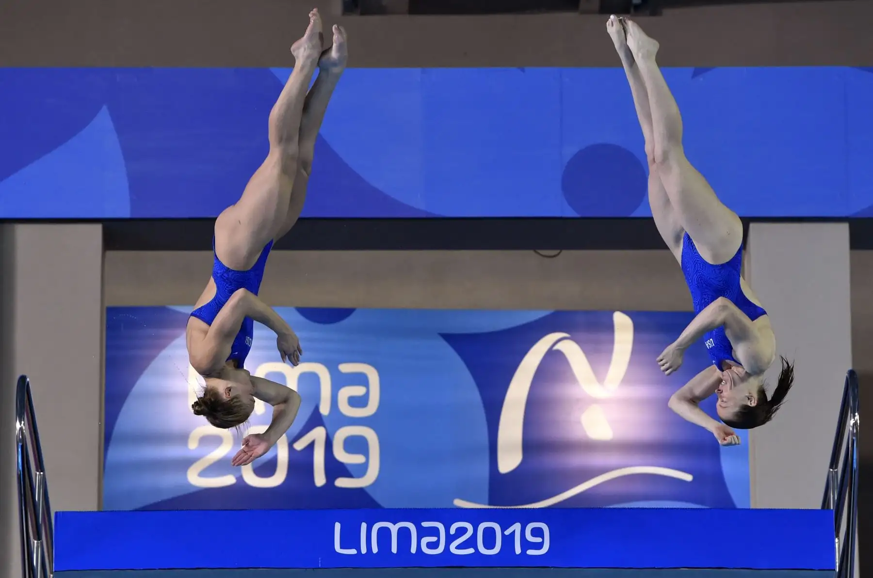 Las estadounidenses Amelia Magana y Delaney Schnell compiten en la final de la Plataforma Sincronizada de 10 m Femenino de la competencia de Buceo, durante los Juegos Panamericanos de Lima 2019. AFP